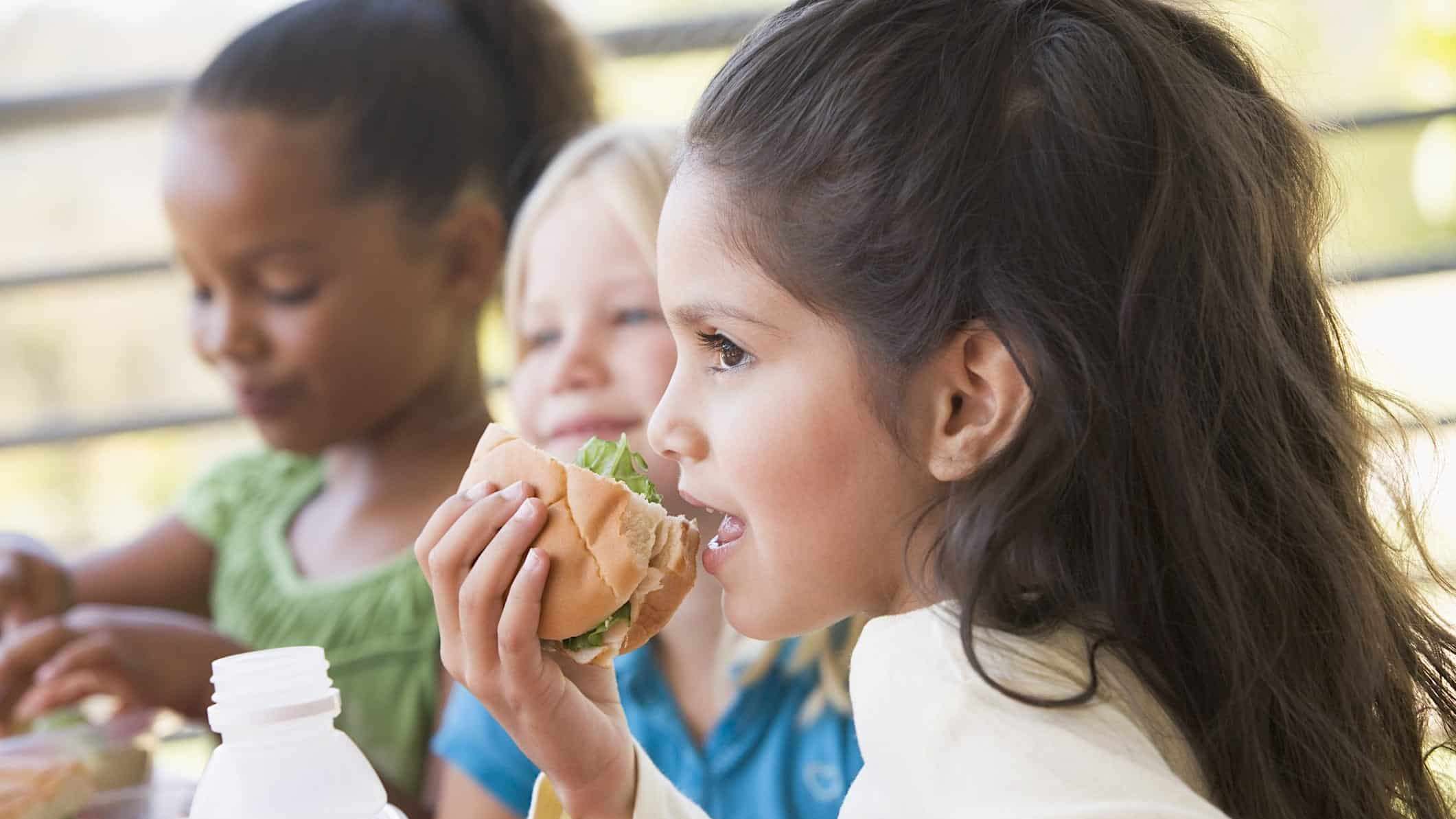 Des enfants mangent des lunchs froids sans charcuteries industrielles