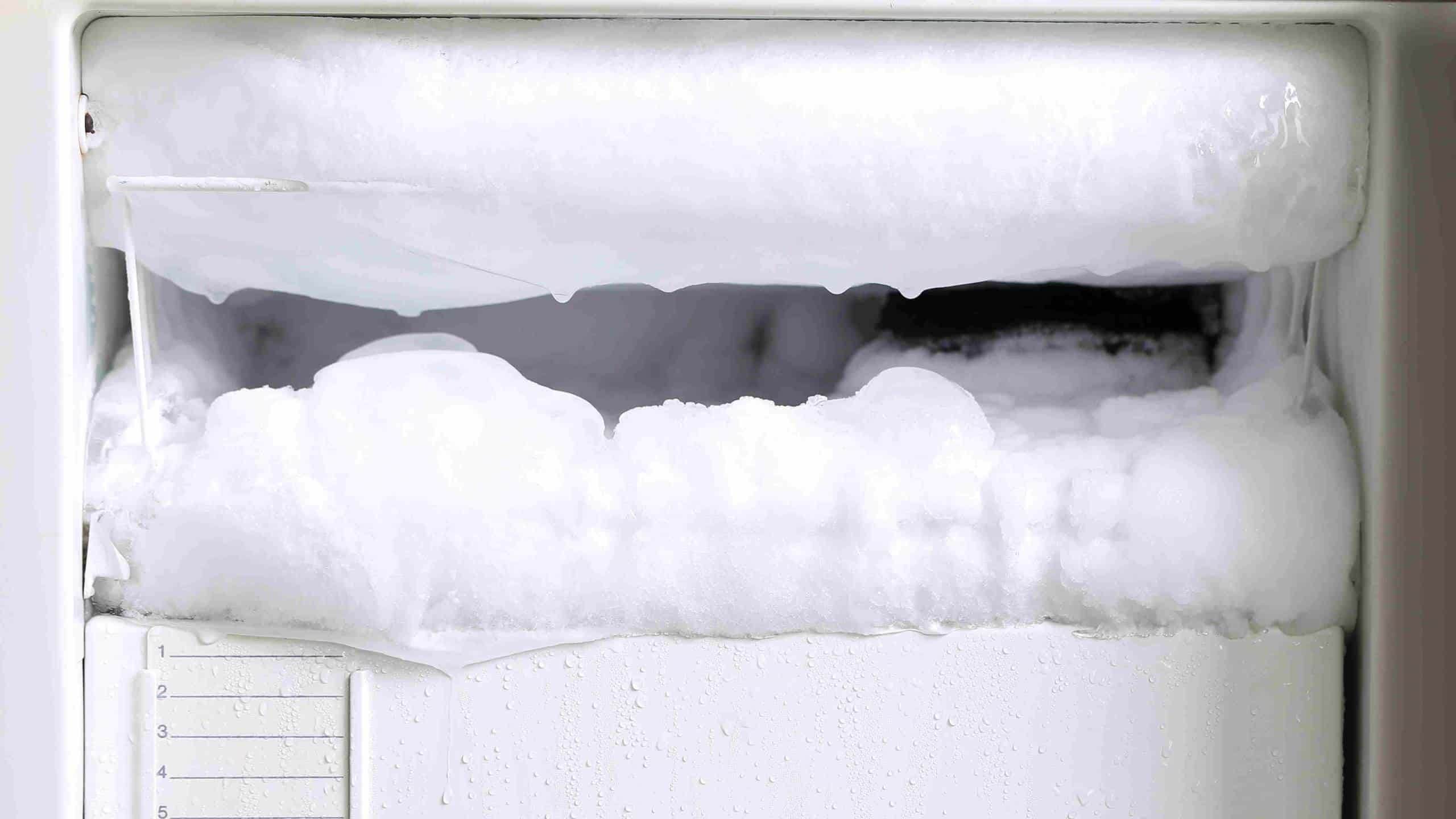 Холодильник Индезит ноу Фрост намерзает лед. Холодильник Атлант наледь. Лед в морозилке. Размороженный холодильник ЗИЛ. Можно ли холодильник на морозе