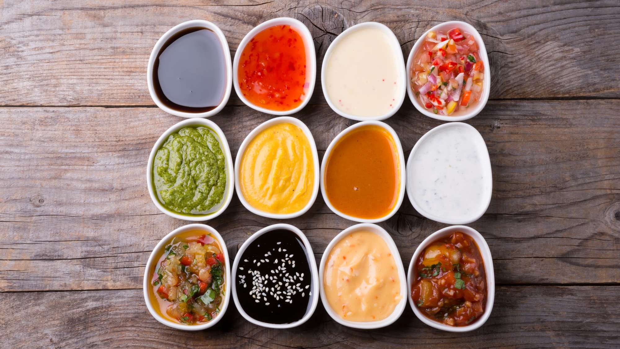 12 petits ramequins remplis de sauces