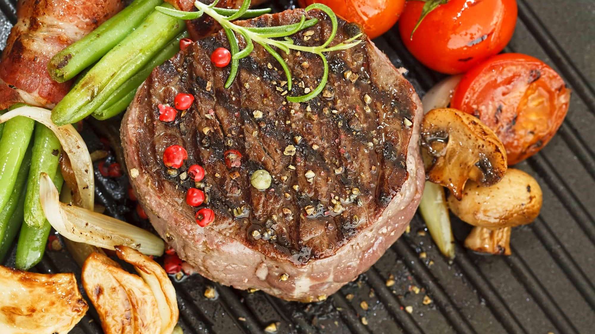 Une boulette de viande et des légumes sur le BBQ