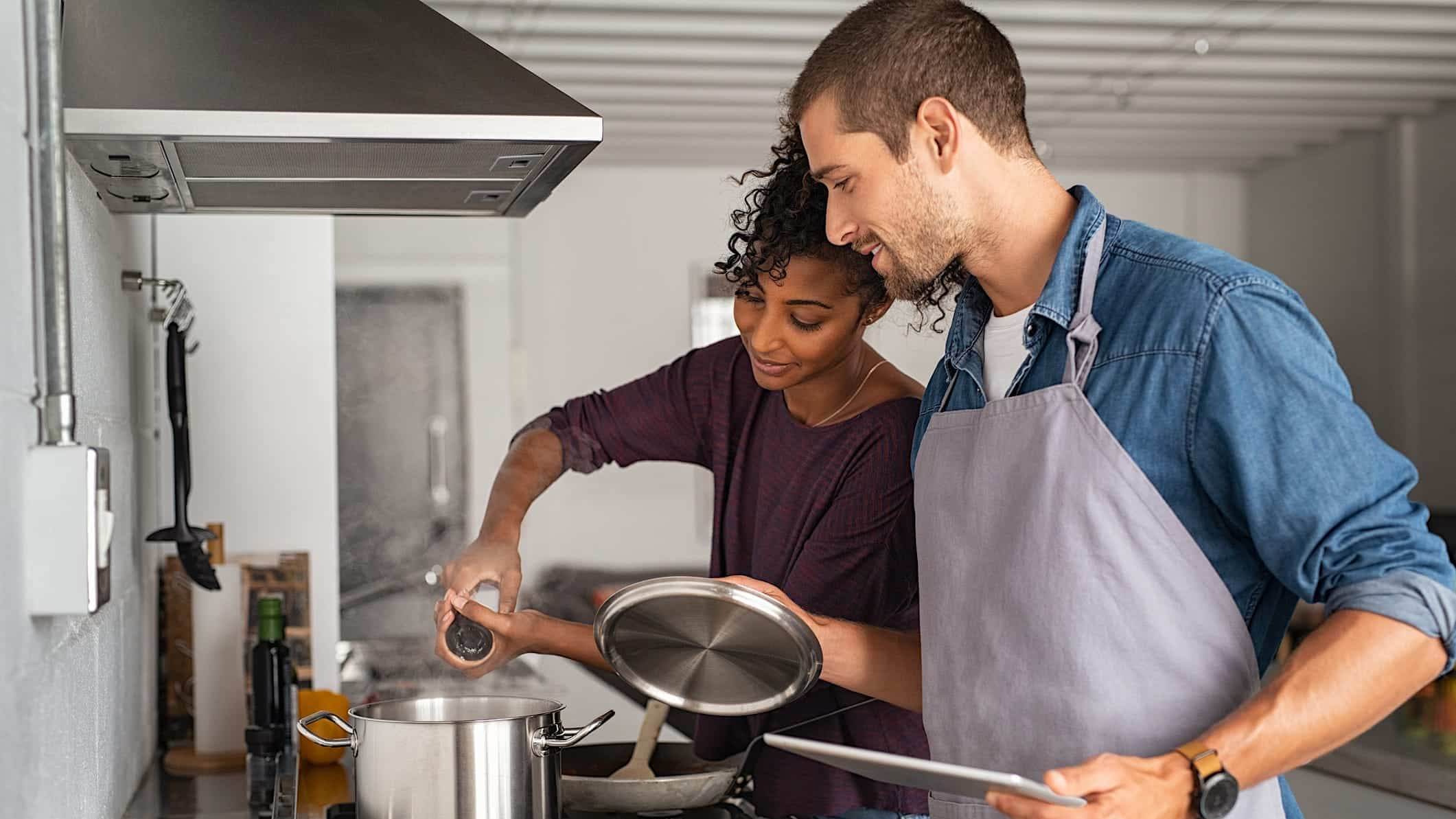 Légumes-surgelés-goût Un couple cuisine des légumes