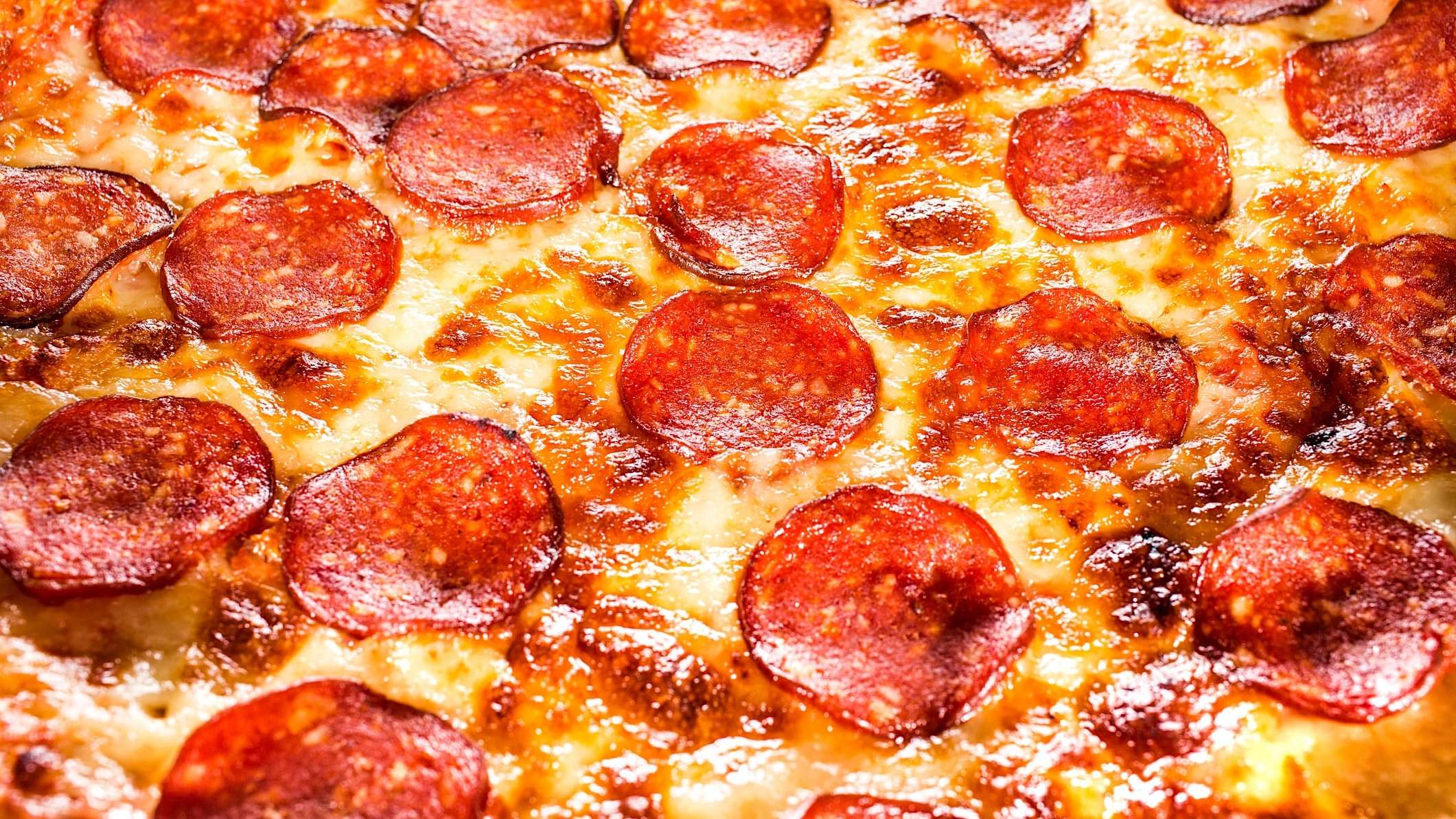 Gros plan d'une pizza au pepperoni et fromage.