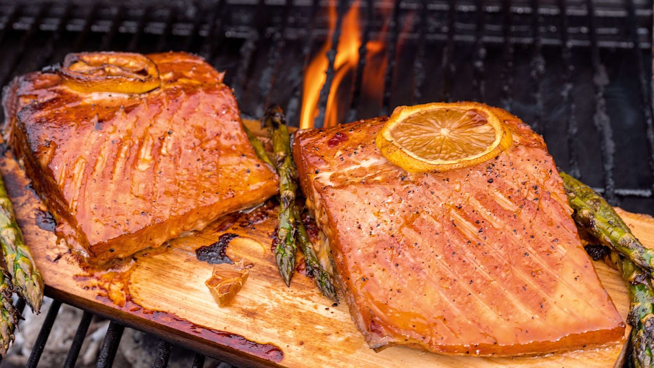 Deux filets de saumon bien grillés sur le BBQ avec une planche de cèdre