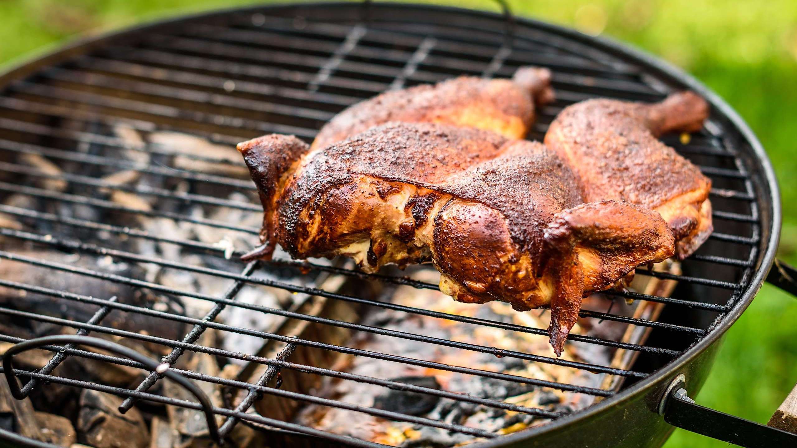 Un poulet en crapaudine sur un BBQ au charbon BBQ