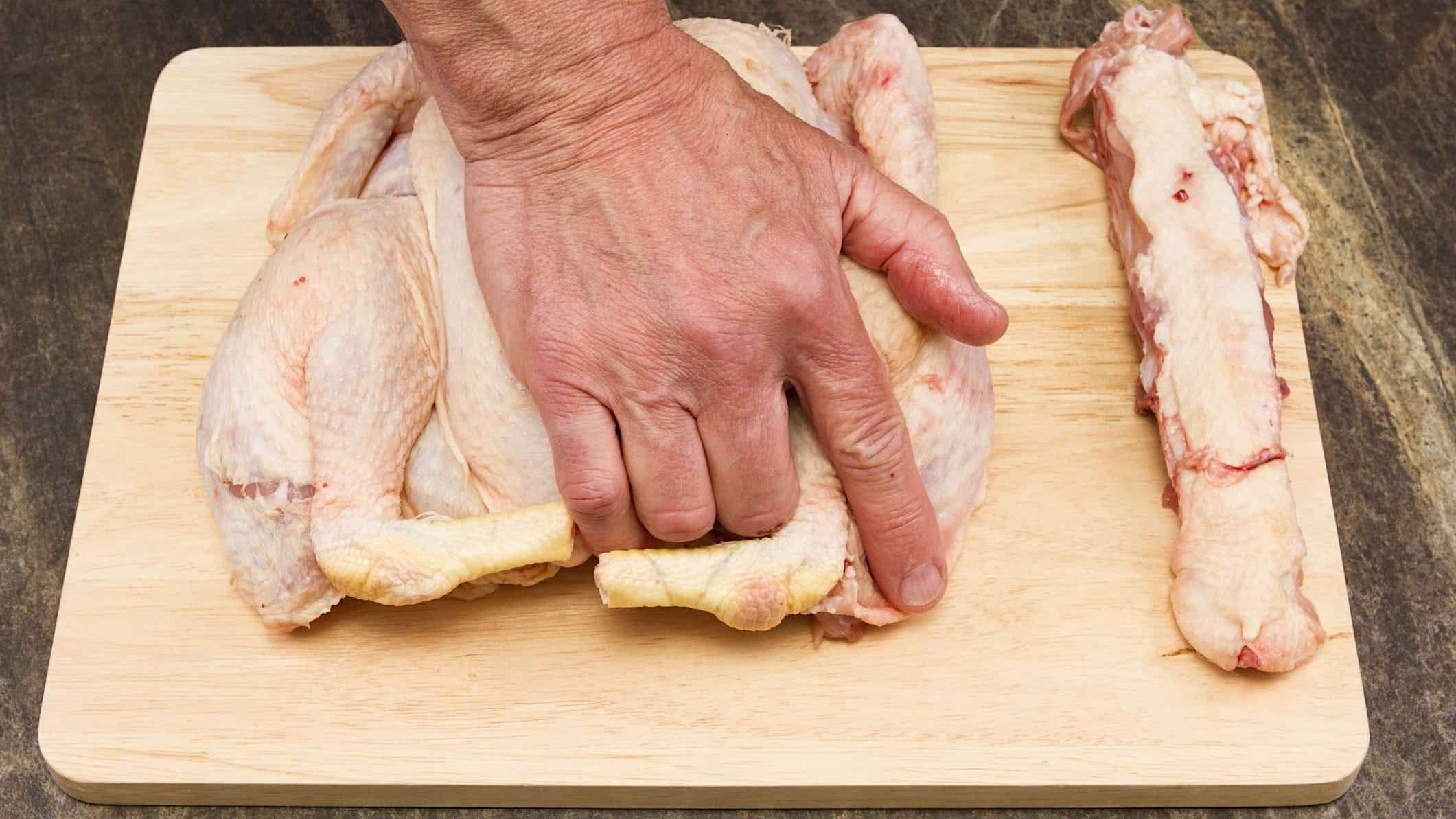 Technique de préparation d'un un poulet en crapaudine au BBQ