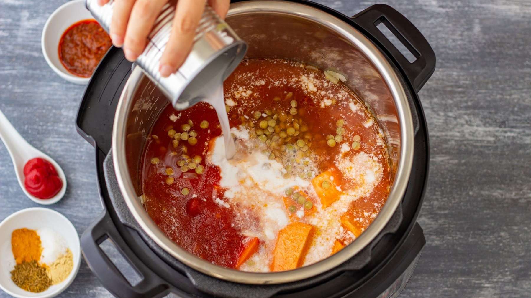 Une personne crée un repas rapide dans son accessoire de cuisine instant pot