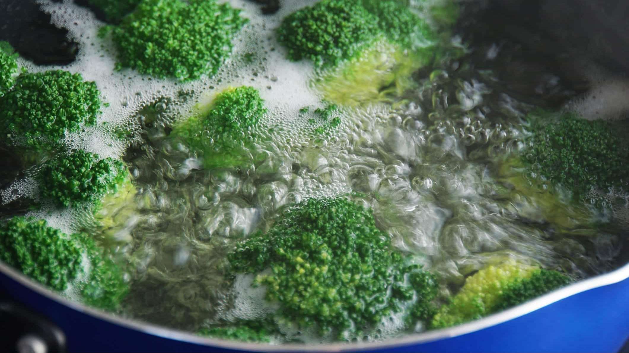 des brocolis surgelés dans un chaudron d'eau bouillante