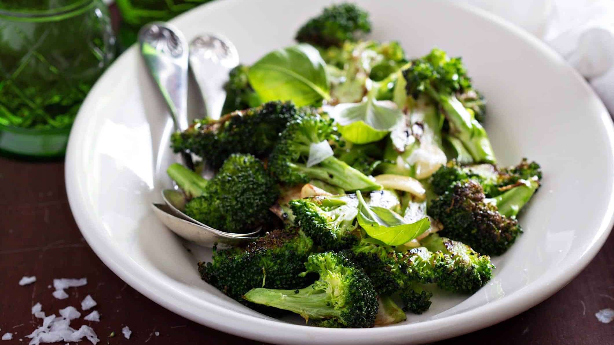 Des brocolis rôti pour une salade de poulet Cesar réinventée, pour un bol-repas léger et santé