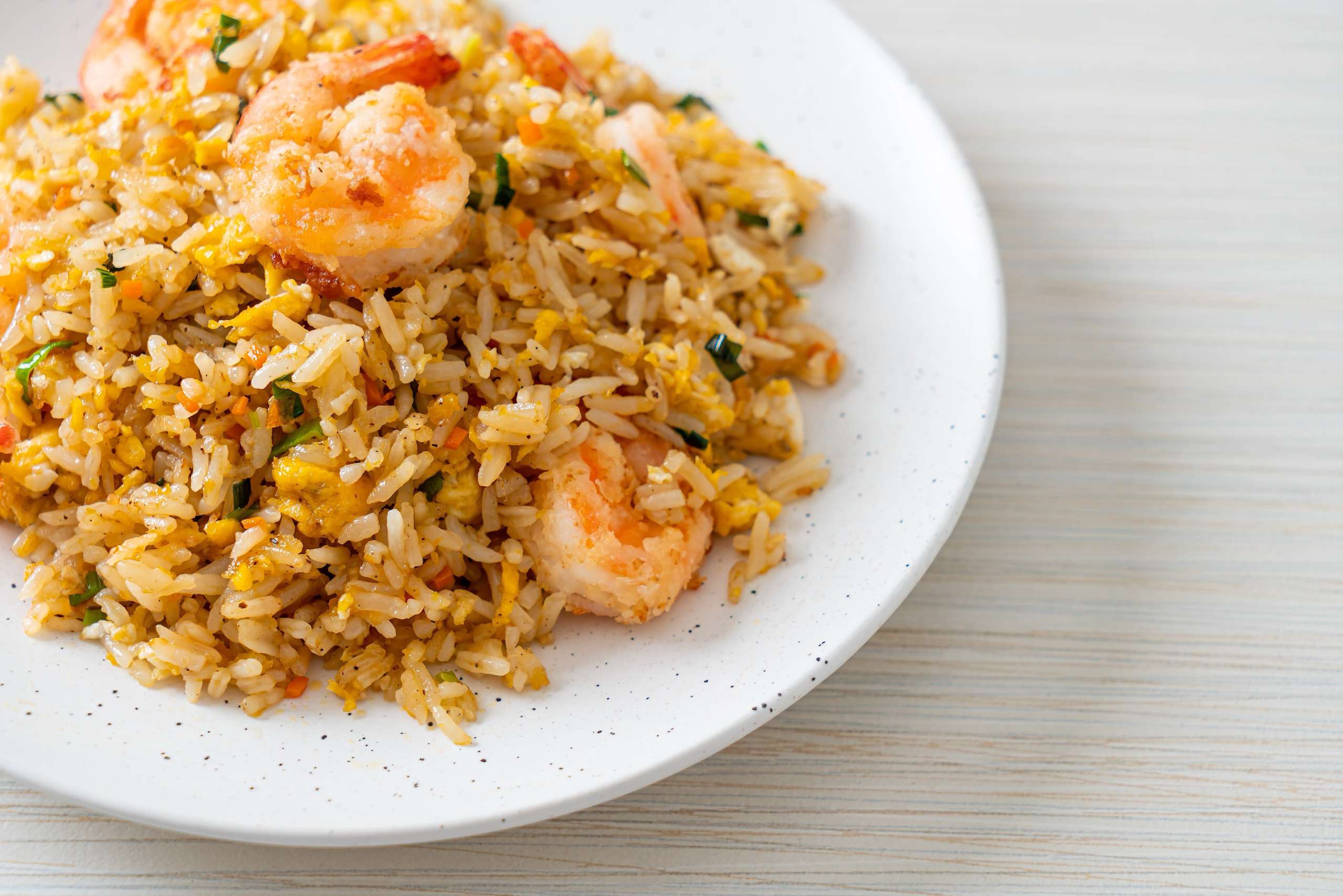 Mets-chinois-recettes-riz Un mets chinois de riz frit aux crevettes et aux oeufs cuisiné avec une recette facile