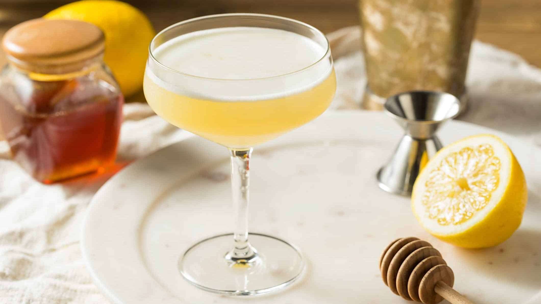 Un cocktail au miel, agrumes et gin pour un repas aphrodisiaque de la Saint-Valentin