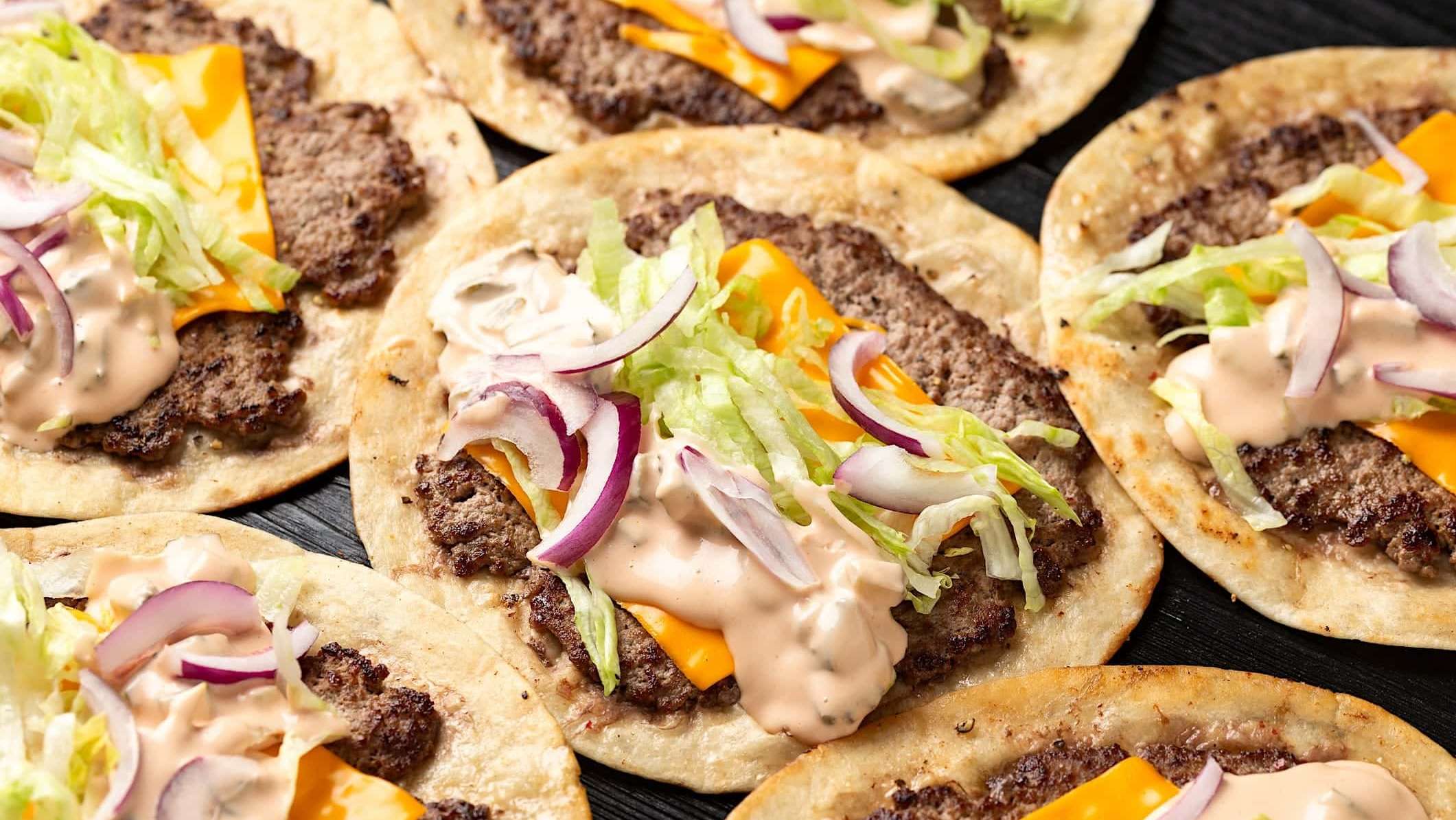 Des tacos version smash burger tel que vu sur TikTok, une recette amusante pour la relâche scolaire