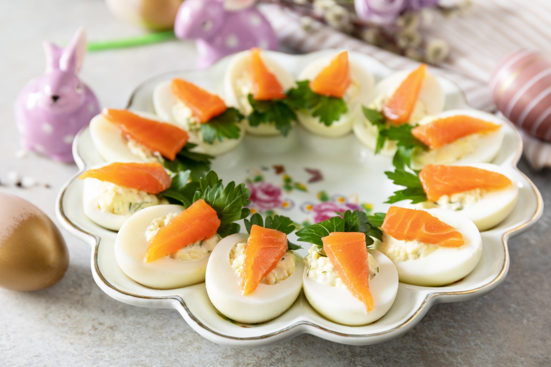 Des oeufs farcis au saumon fumé atlantique de l'épicier, décorés comme des carottes pour un brunch de Pâques
