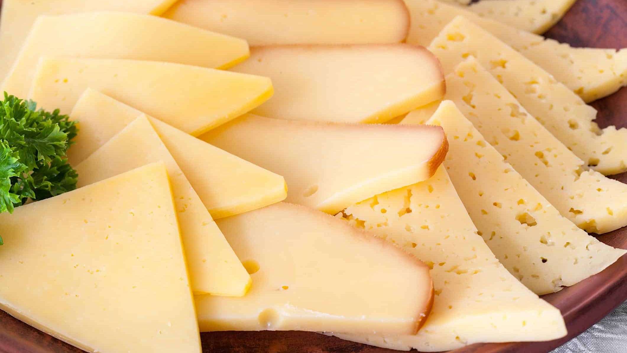 Un plateau de tranches de fromages à raclette