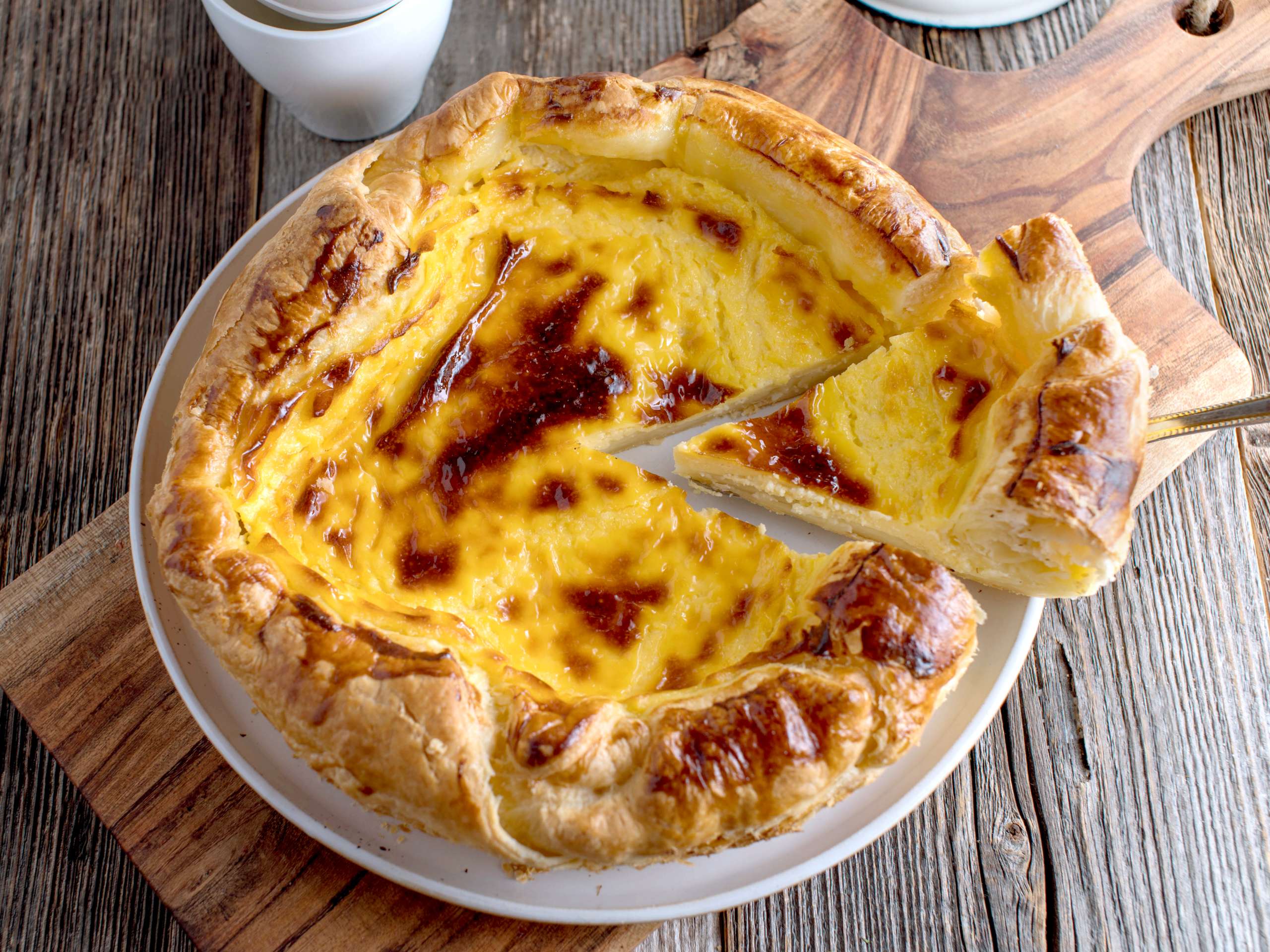 Recettes-érable-dutch-baby Une crêpe Dutch baby au sirop d'érable, cheddar, pommes et bacon