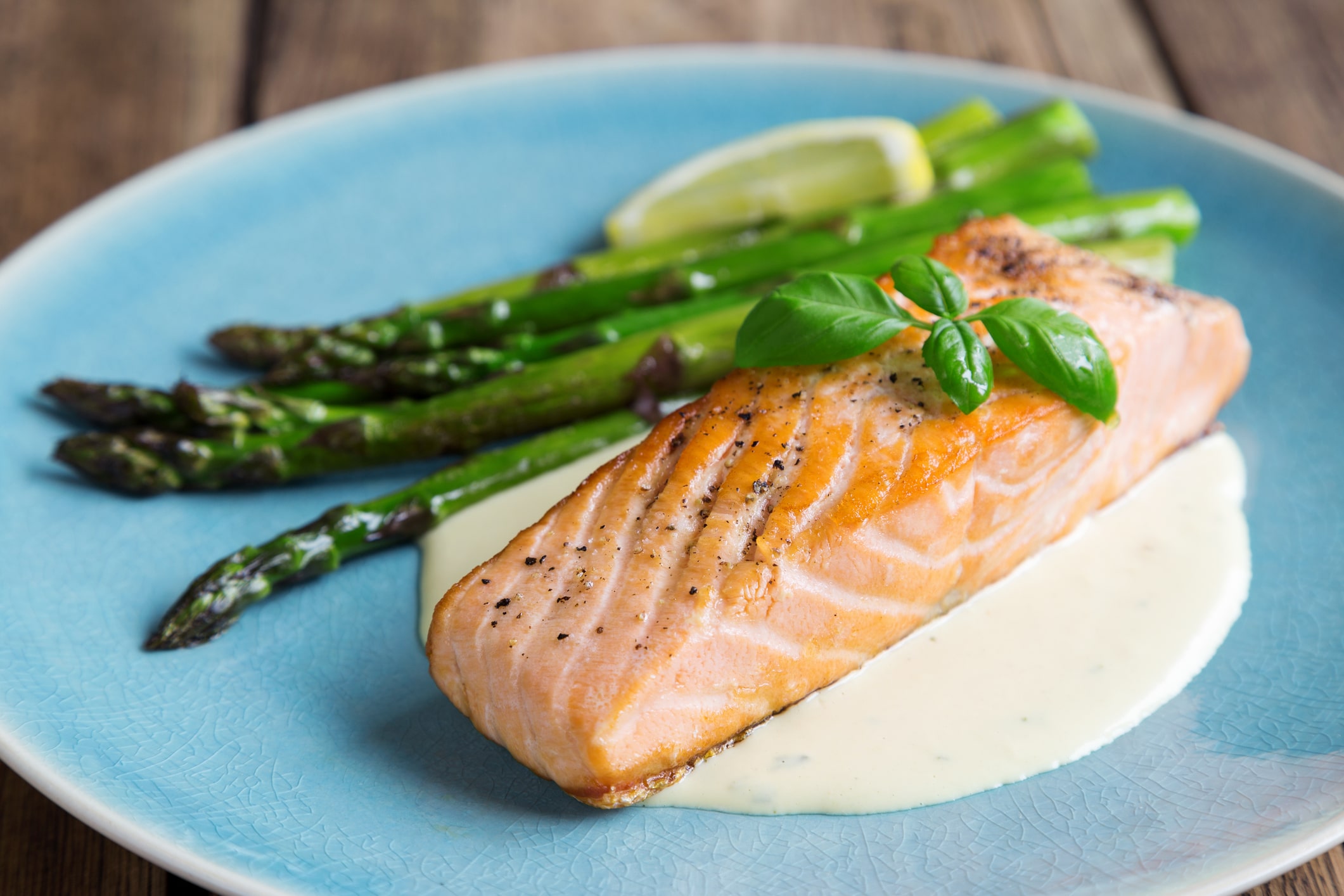 recettes-erable-saumon Un filet de saumon grillé est posé sur une sauce beurre blanc à l'érable, garni d'asperges et de basilic