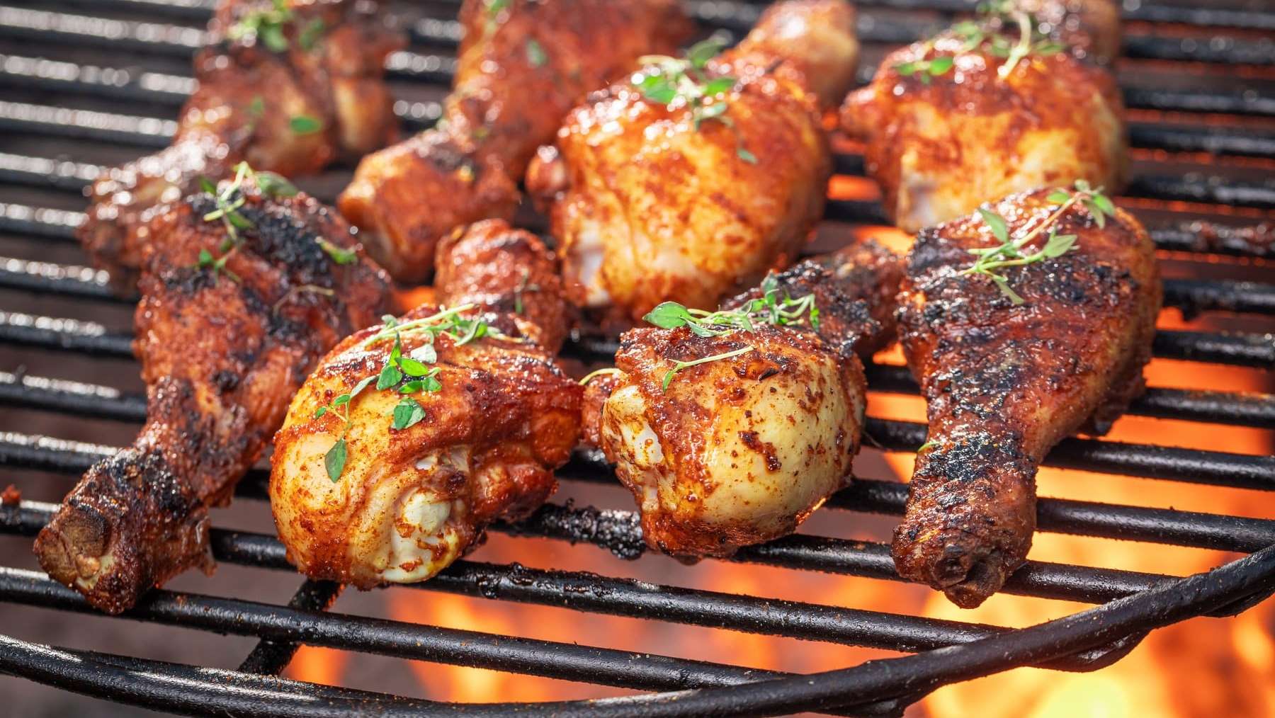 Des pilons de poulet marinés sont en train de cuire au BBQ