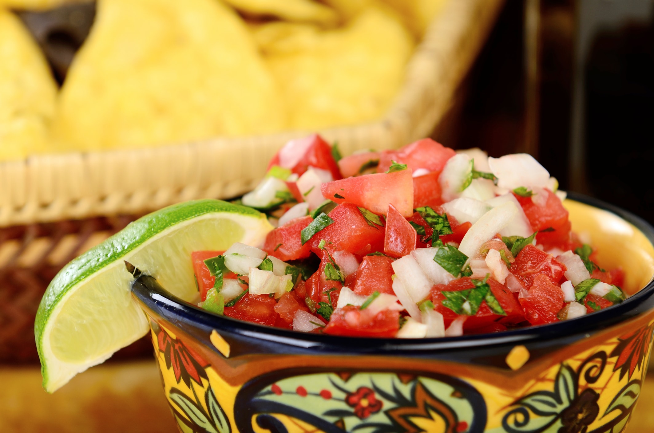 Recettes-mexicaines-BBQ-Pico-de-gallo Un bol coloré d'une recette mexicaine de pico de gallo pour une fiesta au BBQ