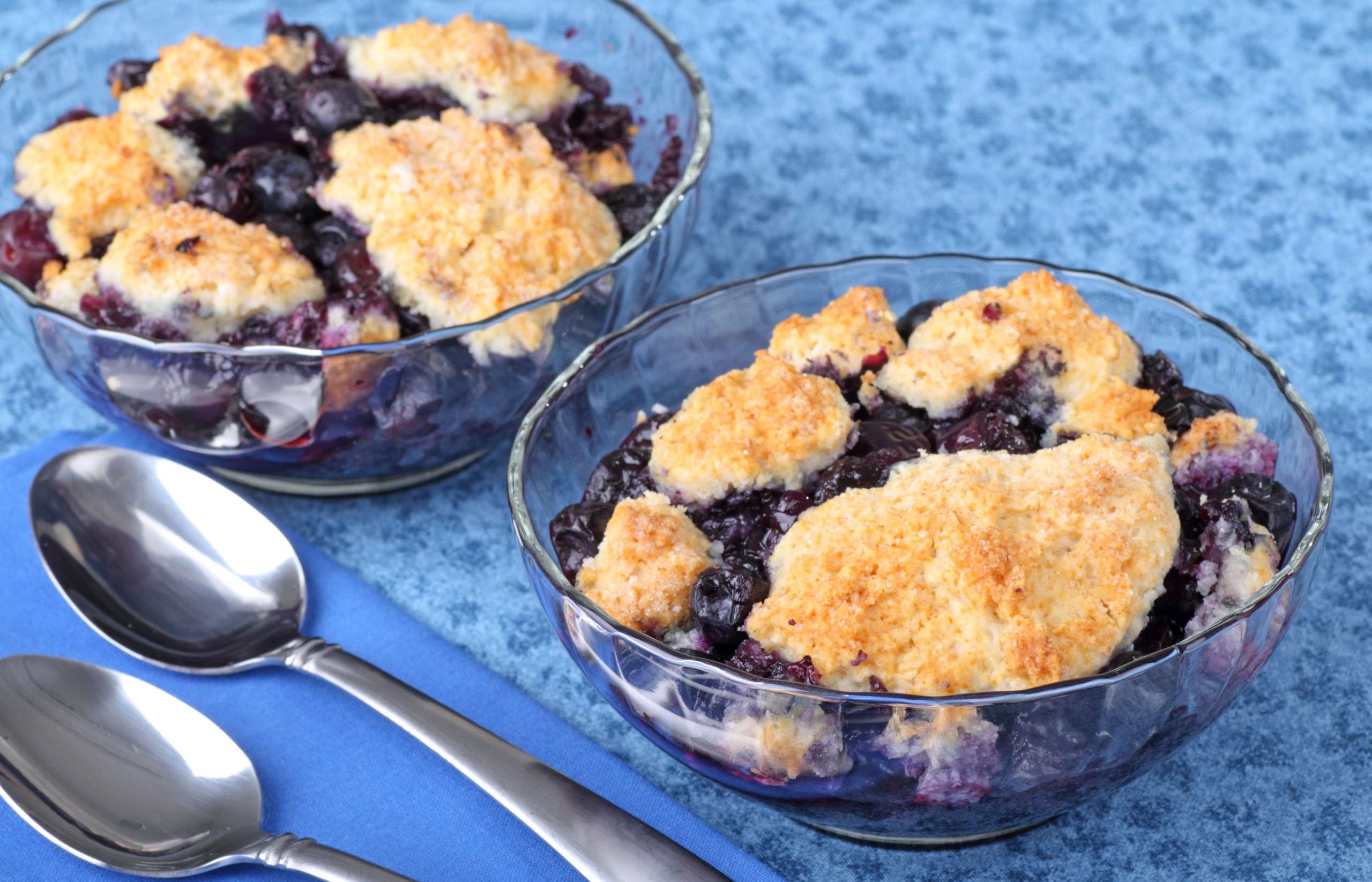 Fruits-surgeles-recettes-BBQ-Cobbler-Bleuet 2 coupes de cobler aux bleuets cuisiné avec des fruits surgelés