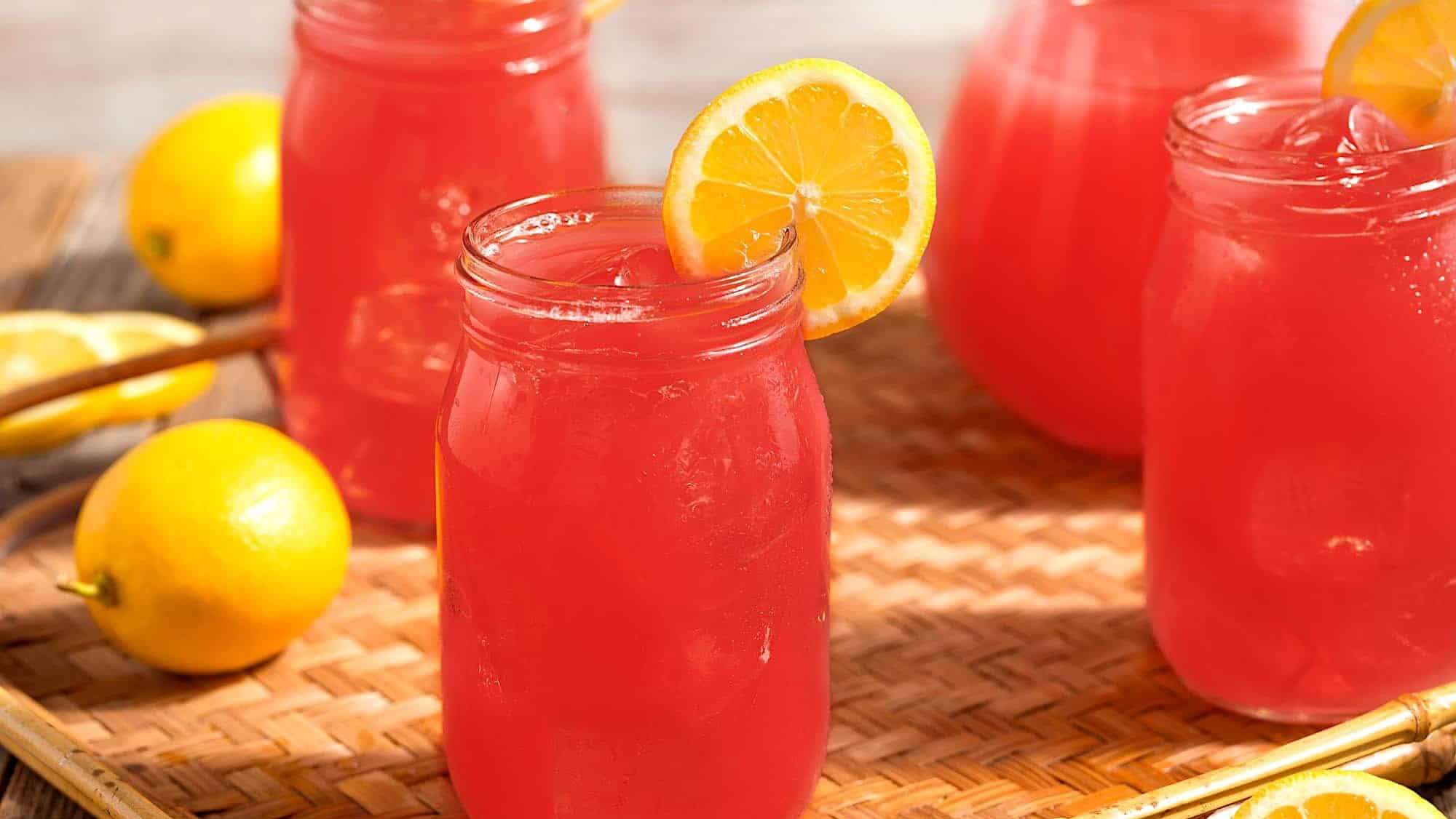 Des pots Mason de limonade faite à partir de fruits surgelés