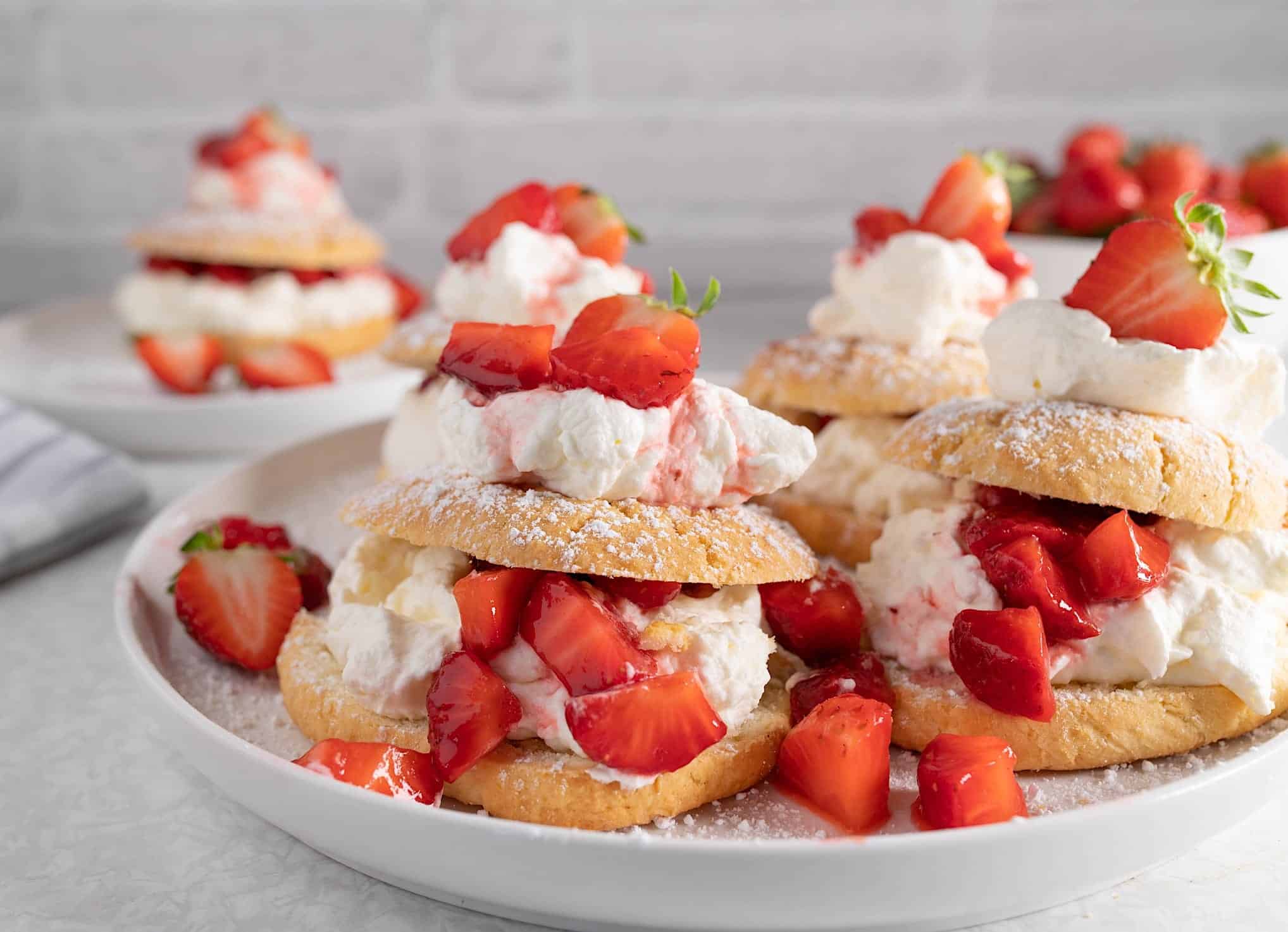 fete-peres-steakhouse-menu-shortcake-fraise 3 shortcake aux fraises individuels posés dans une assiette blanche
