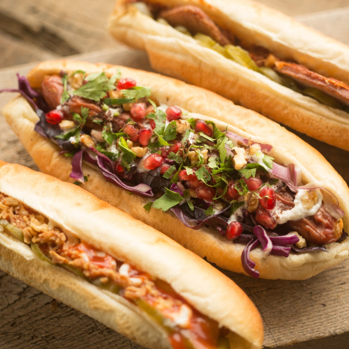 idees-hot-dog-gourmet-merguez_1200x1200 Gros plan d'un hot-dog gourmet avec les saucisses merguez l'épicier