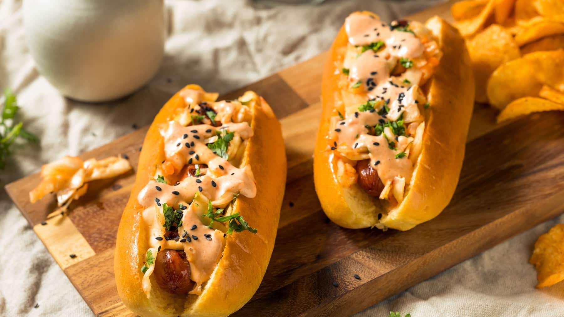 Deux hot-dogs gourmets aux saveurs japonaises avec les saucisses à l'érable l'épicier