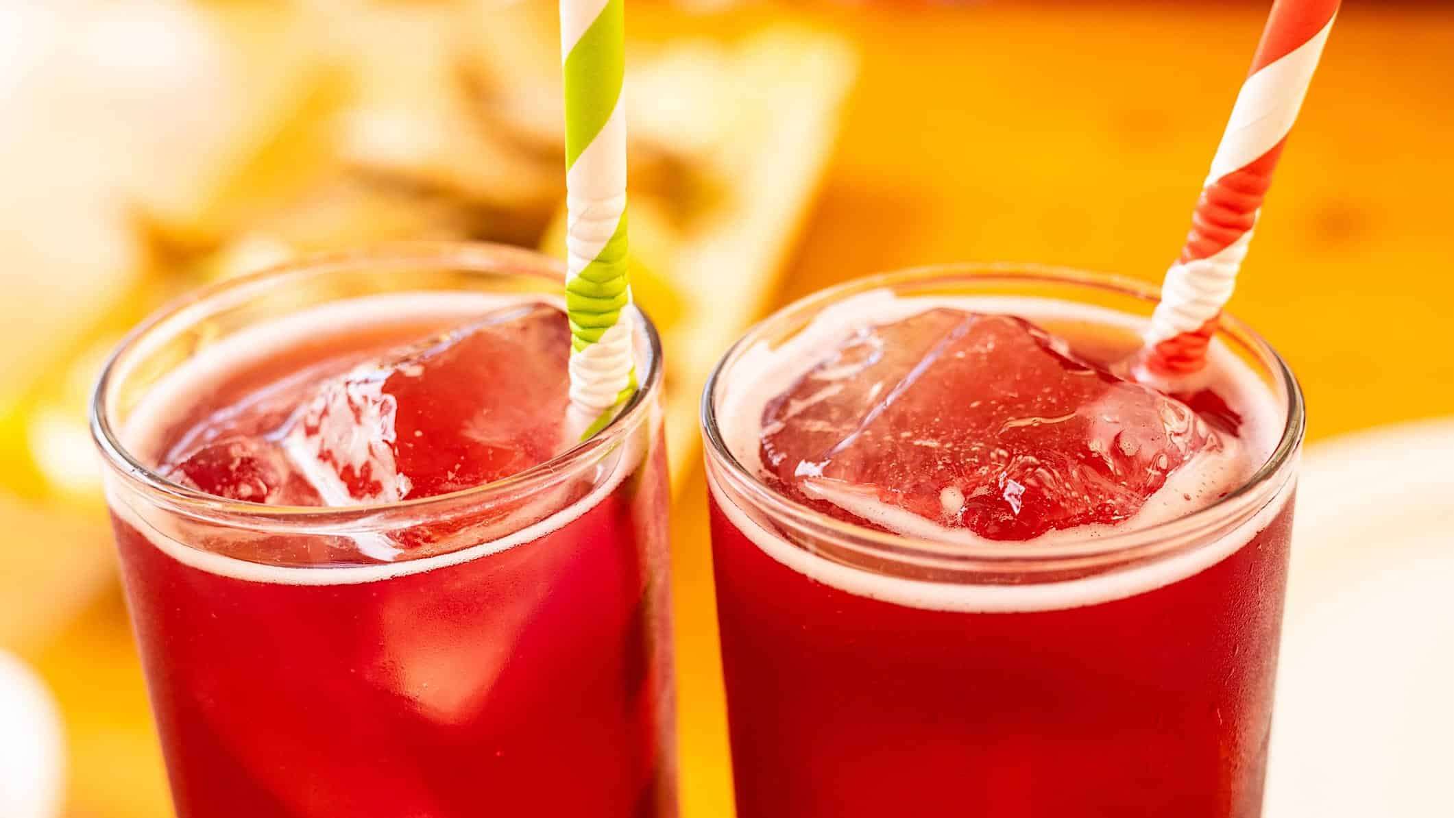 Deux verres remplis du cocktail espagnol Tinto de verano, pétillants et rafraîchissants