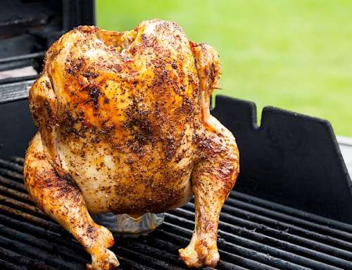 Comment cuire un poulet grillé sur une canette de bière au BBQ