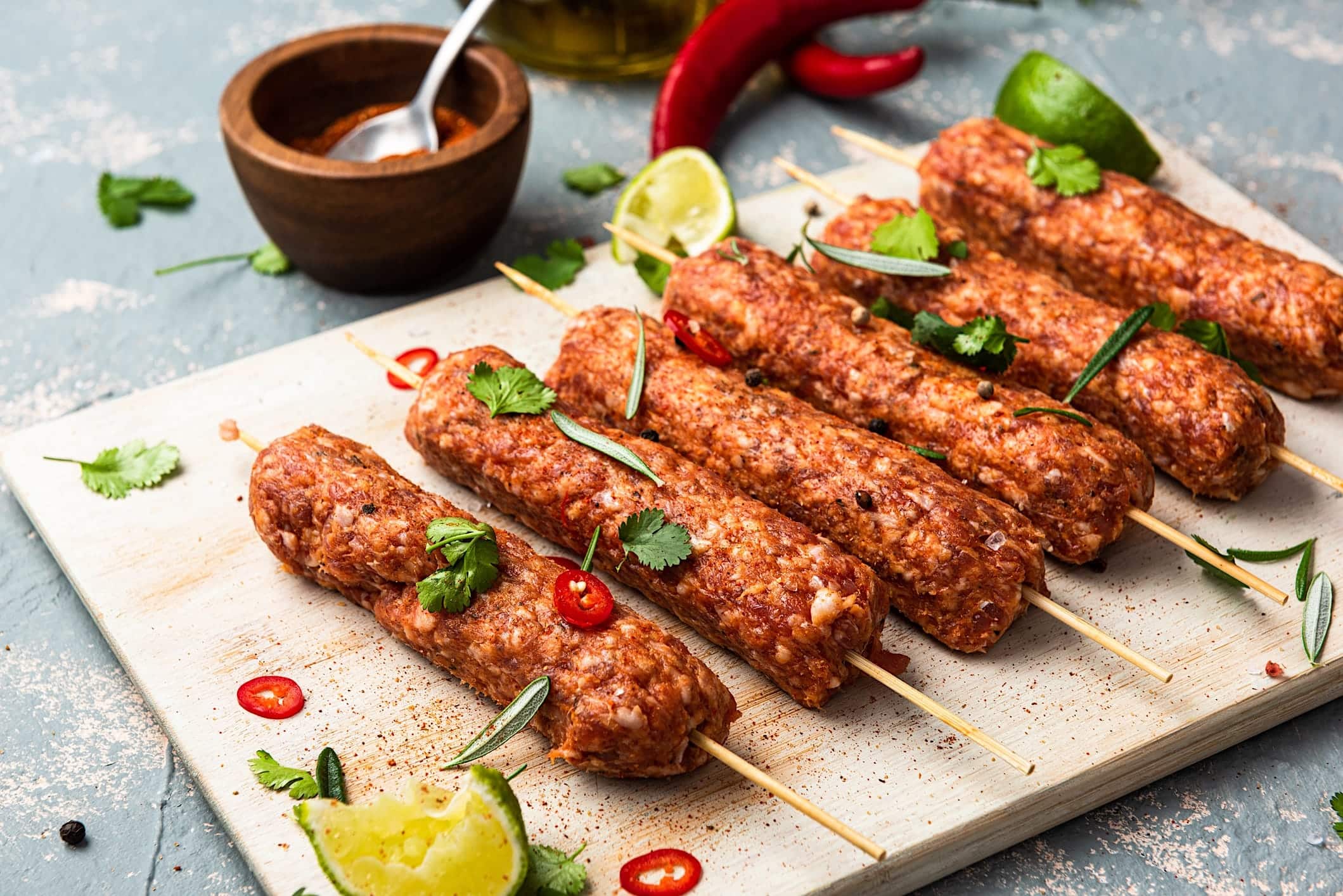 recettes-boeuf-hache-BBQ-kebab 6 kebab à la grecque crus sont posés sur une planche de bois