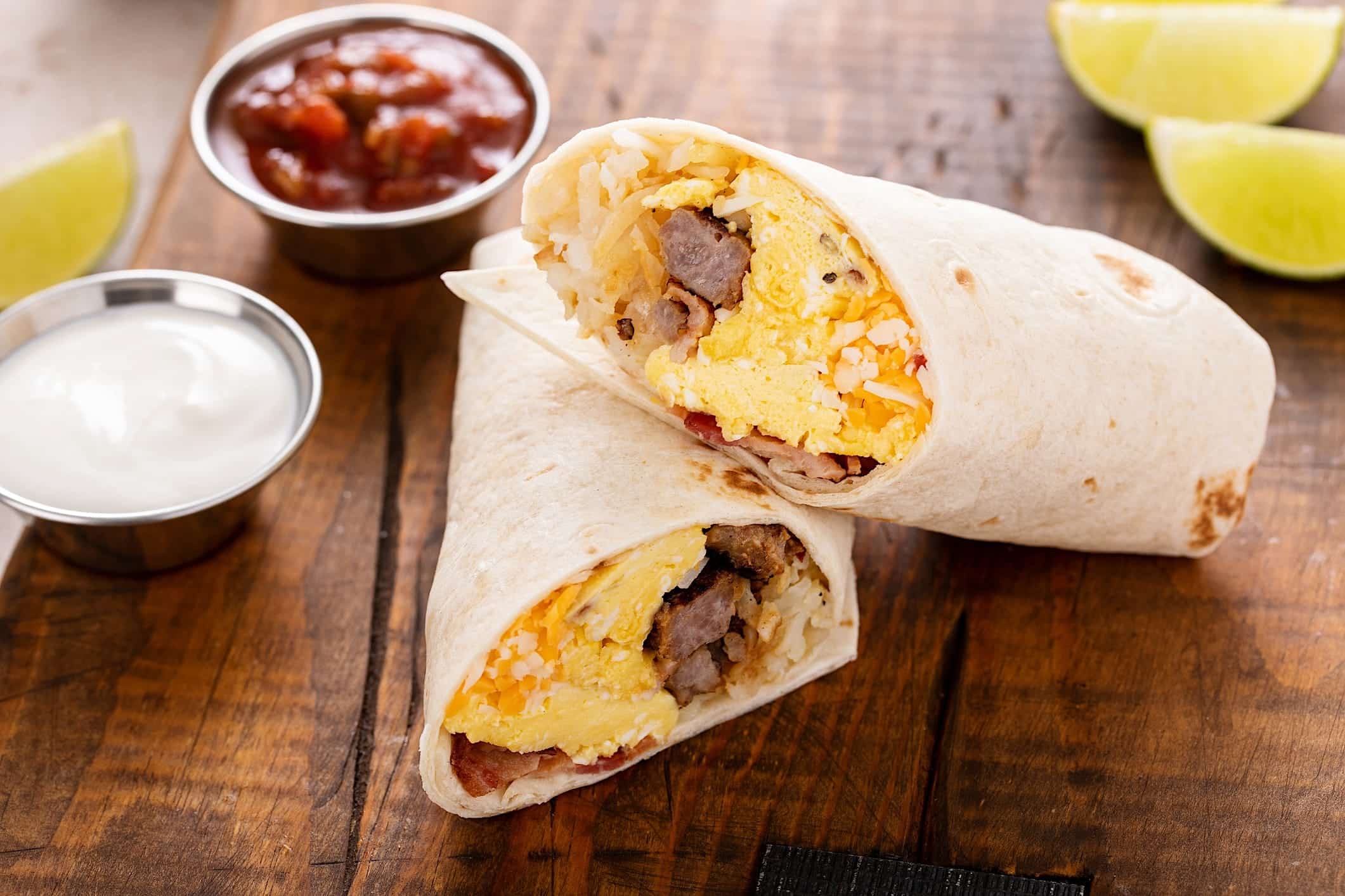 Recettes-dejeuners-faciles-burrito Un burrito-déjeuner avec des saucisses à déjeuner l'épicier, des oeufs brouillés et du fromage pour des déjeuners à emporter faciles à préparer