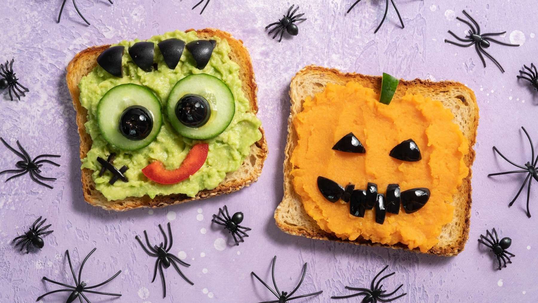 Deux tartines avec des visages de Frankenstein et de Jack la citrouille préparées avec des recettes conçues pour l'Halloween