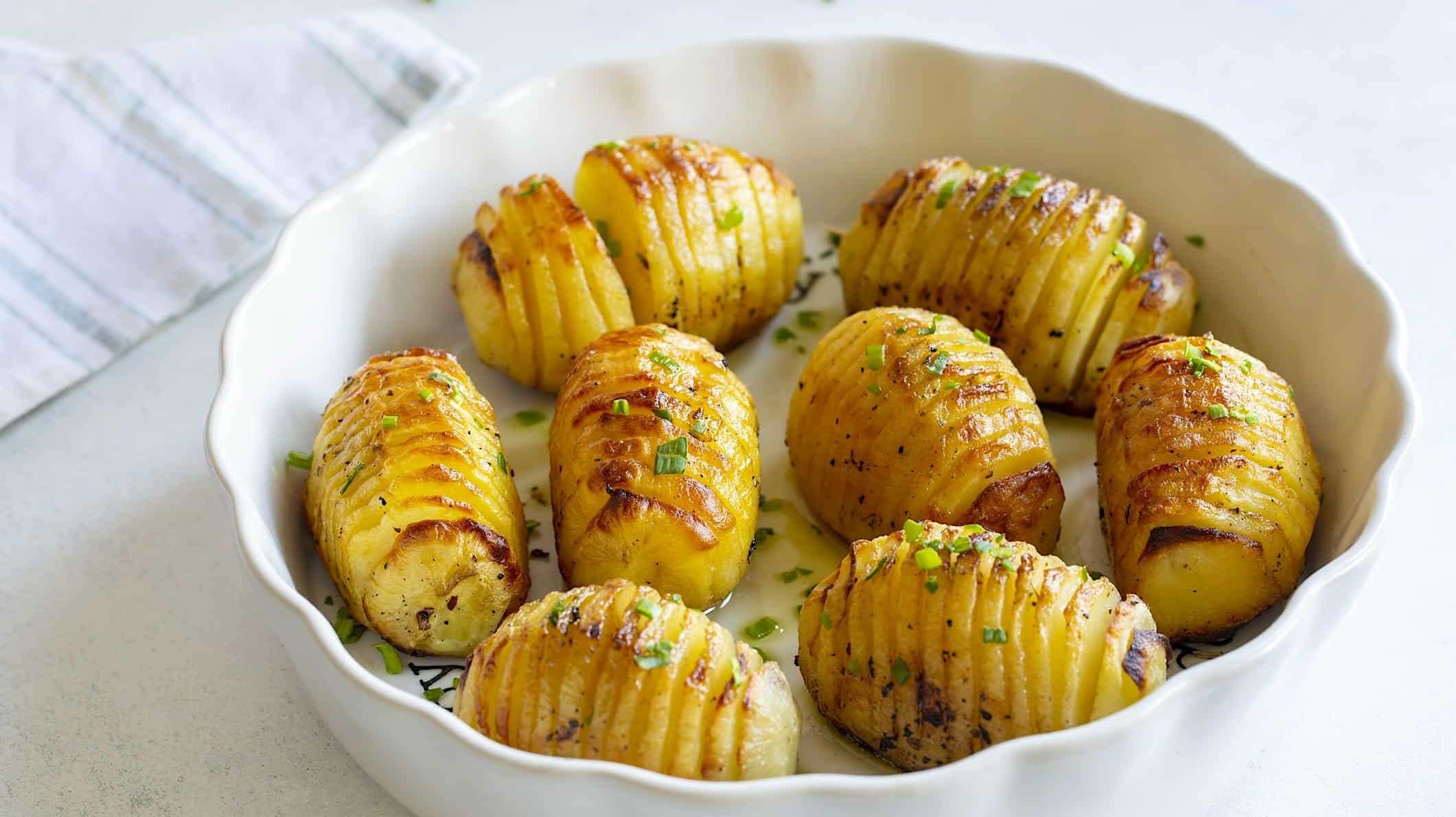 Des petites patates Hasselback cuites garnies de ciboulette