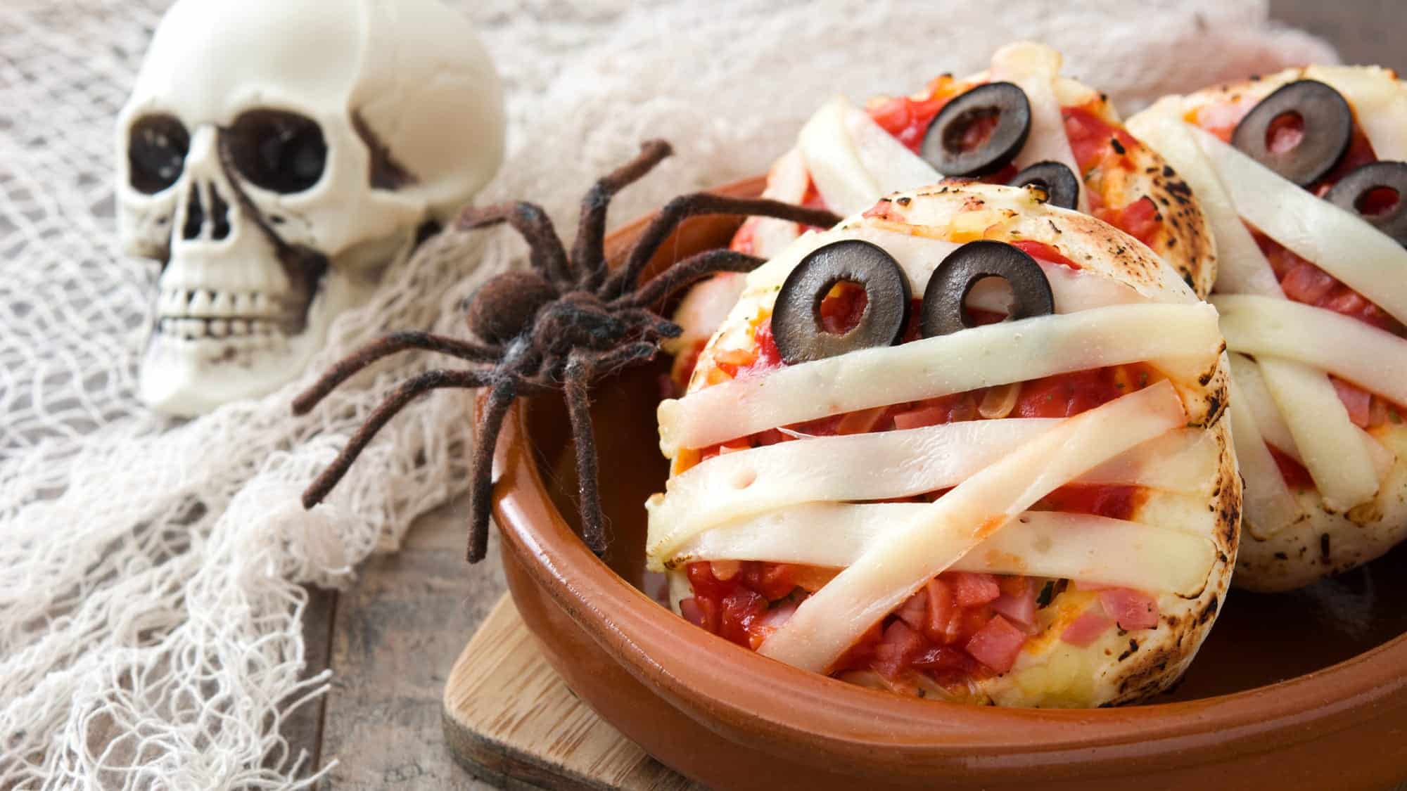 Des mini pizzas décorées comme des momies selon une recette pour l'Halloween