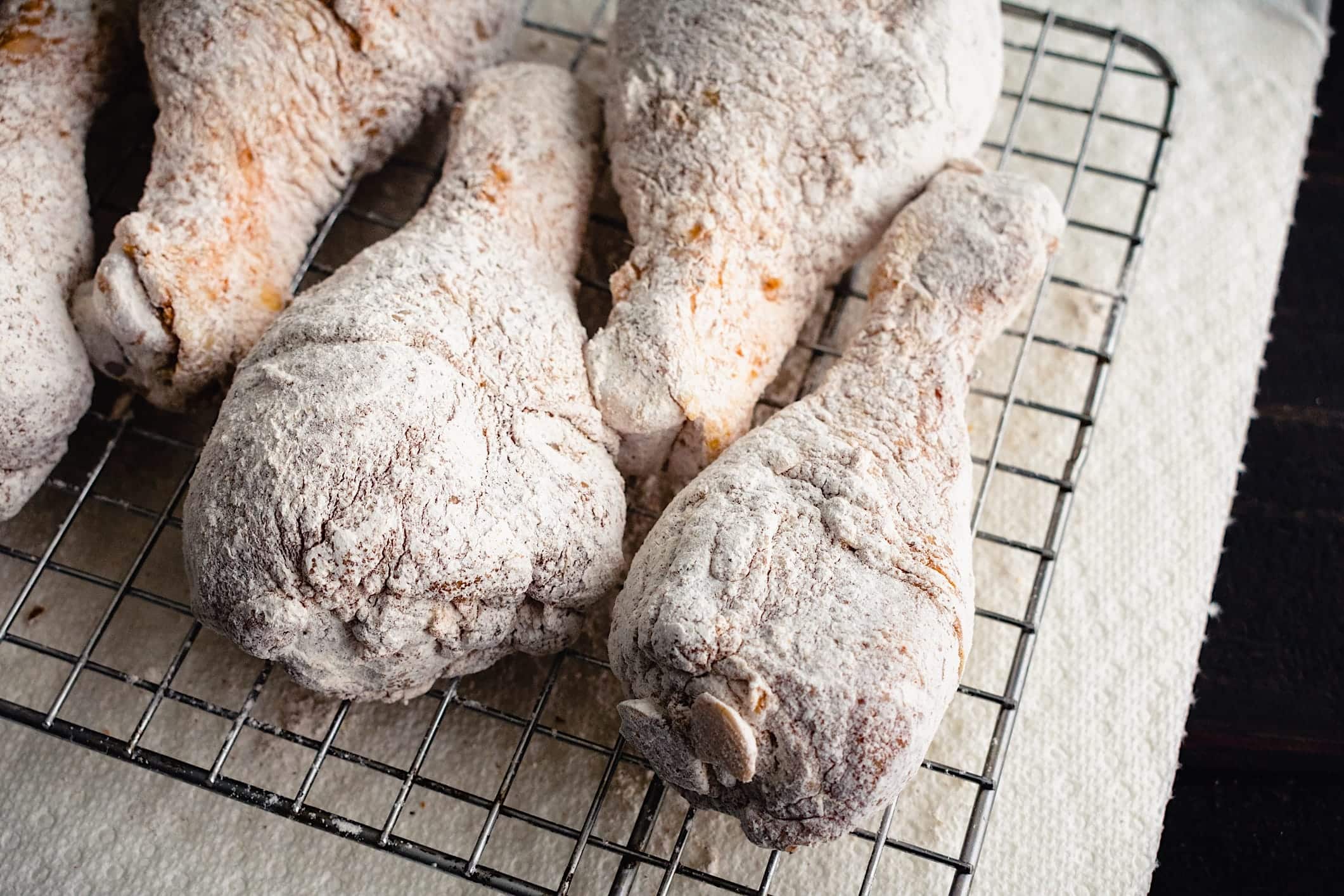 Astuces-recette-poulet-frit-panure Des pilons de poulet enrobés de farine pour une recette de poulet frit