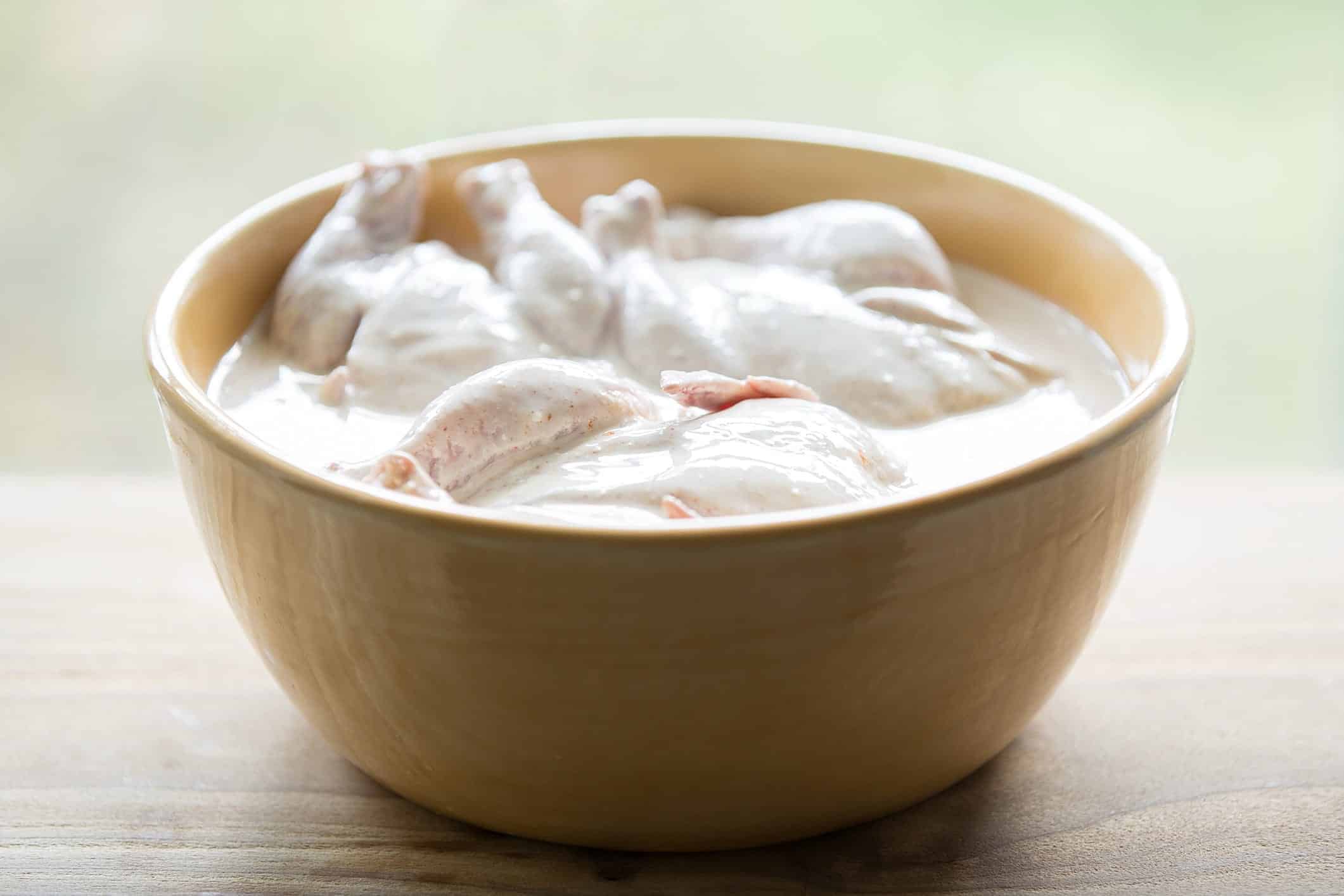 Astuces-recette-poulet-frit-saumure Des pilons de poulet marinent dans une saumure pour une recette de poulet frit