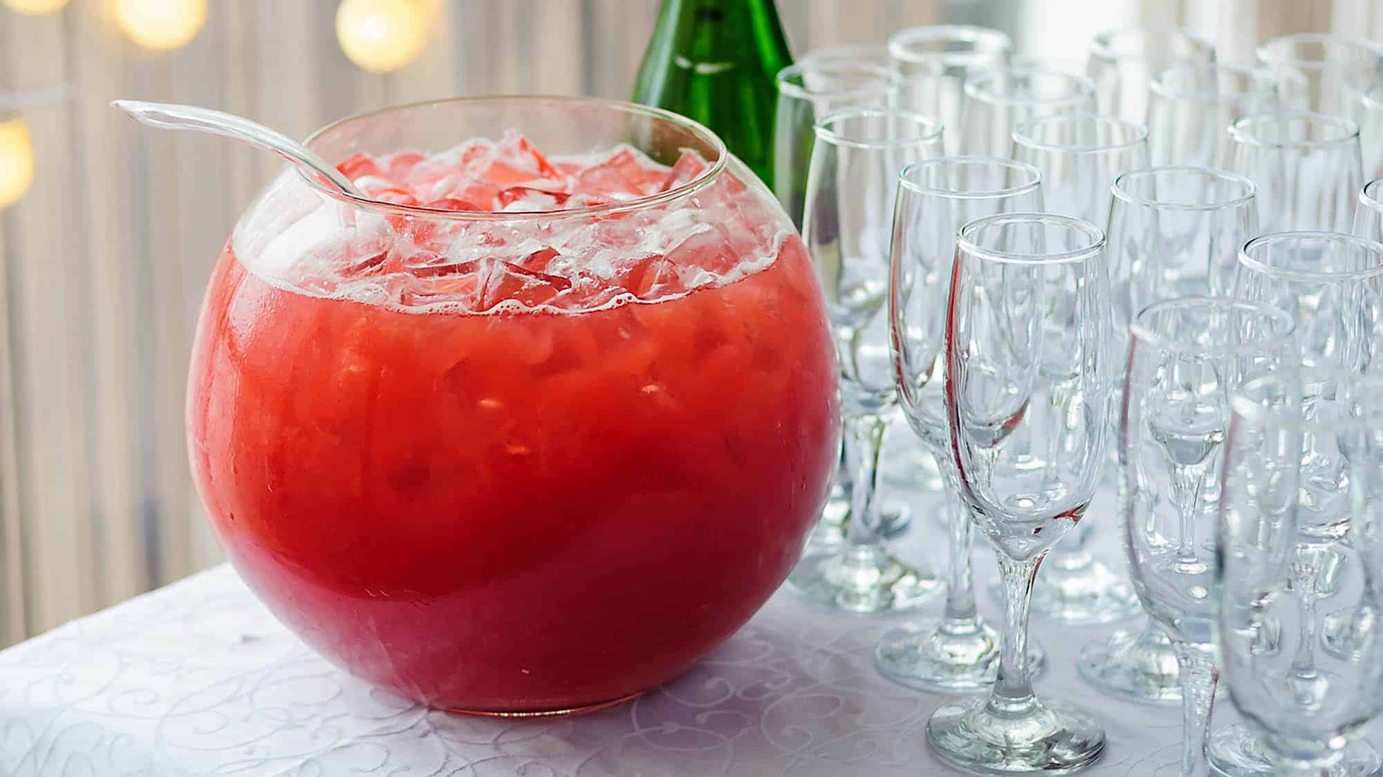 Un bol de punch de Cosmopolitan, une des recettes de cocktails simples pour le temps des fêtes