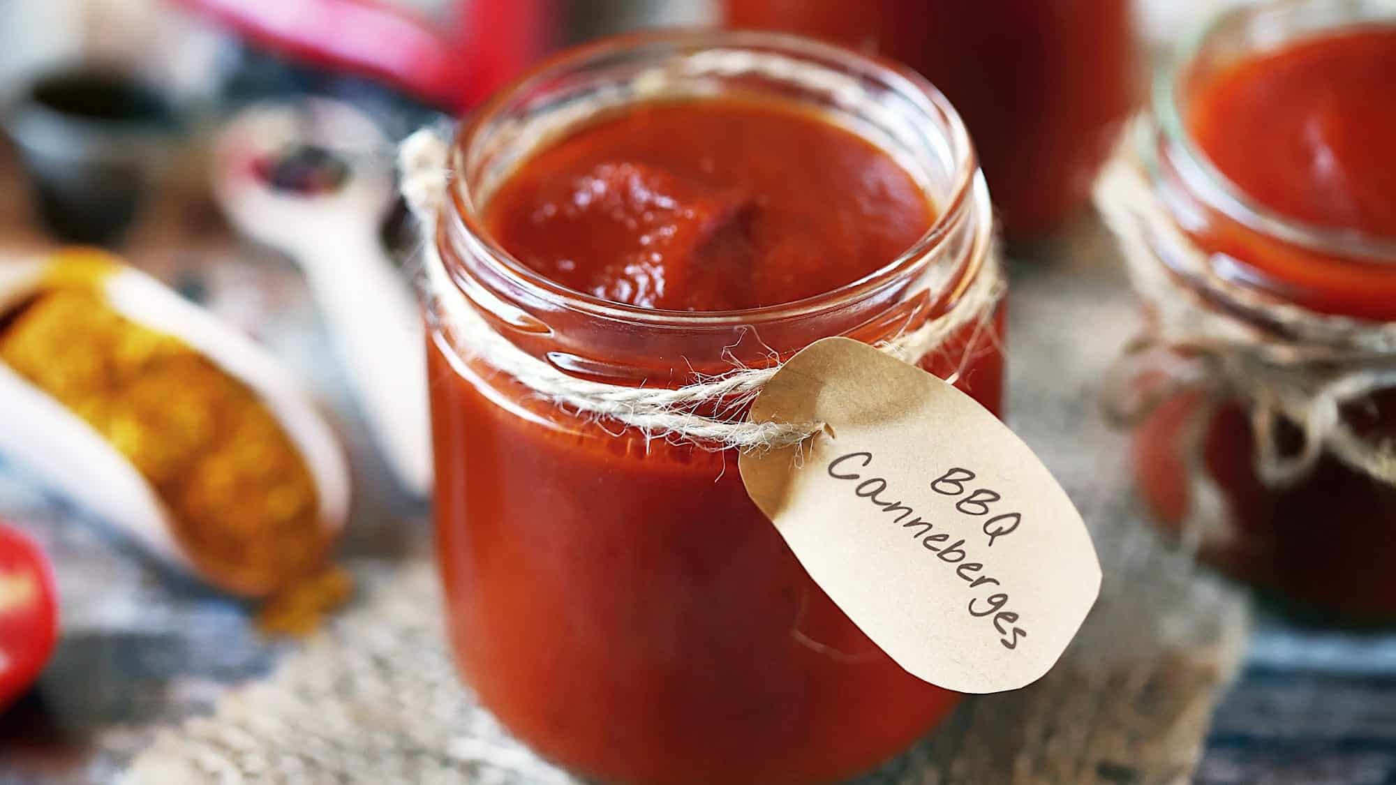 Un pot Mason de sauce BBQ aux canneberges, une recette originale pour le temps des fêtes