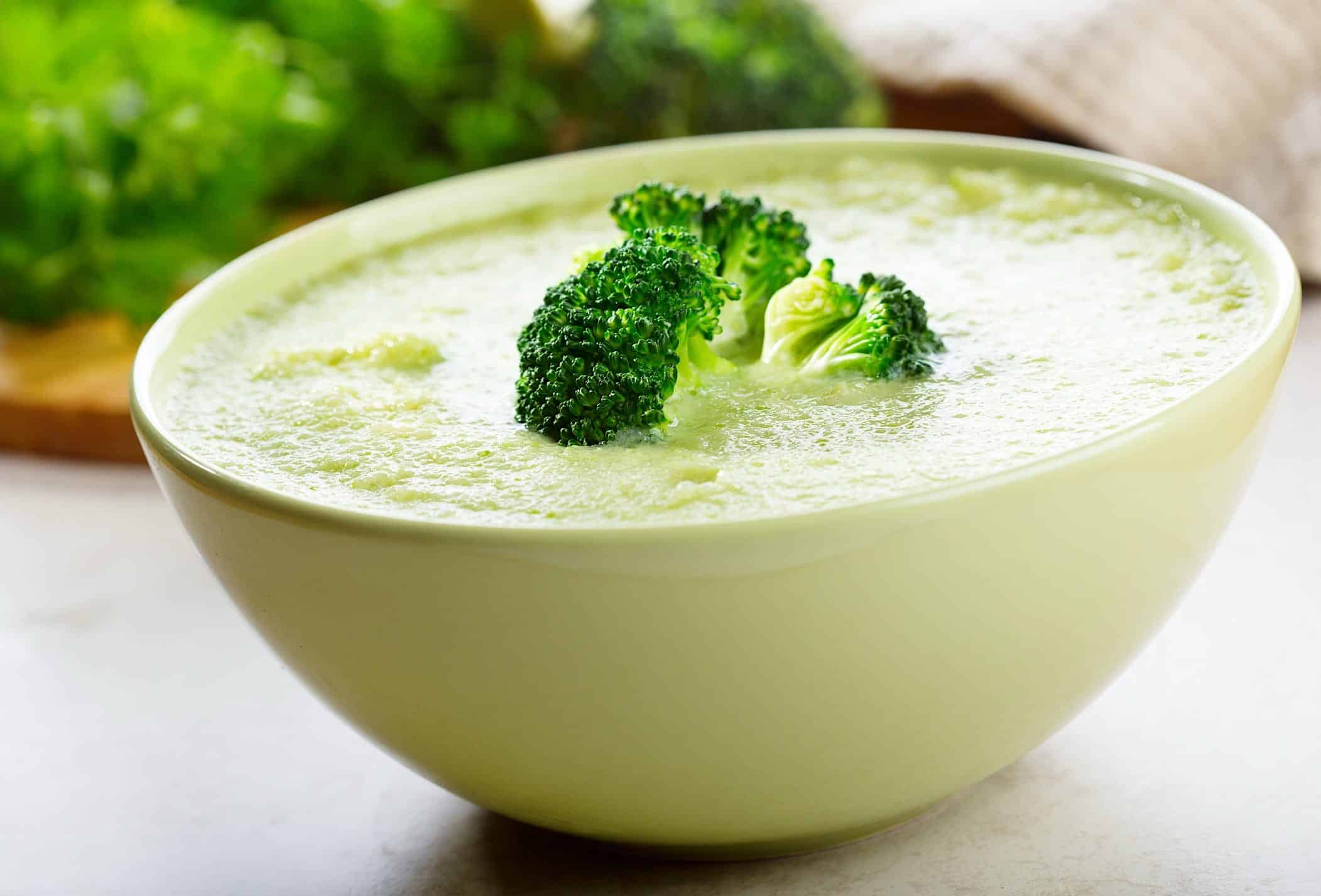 Soupes-repas-réconfortantes-Brocoli-Cheddar Une recette réconfortante de soupe-repas au brocoli et cheddar, dans un bol beige