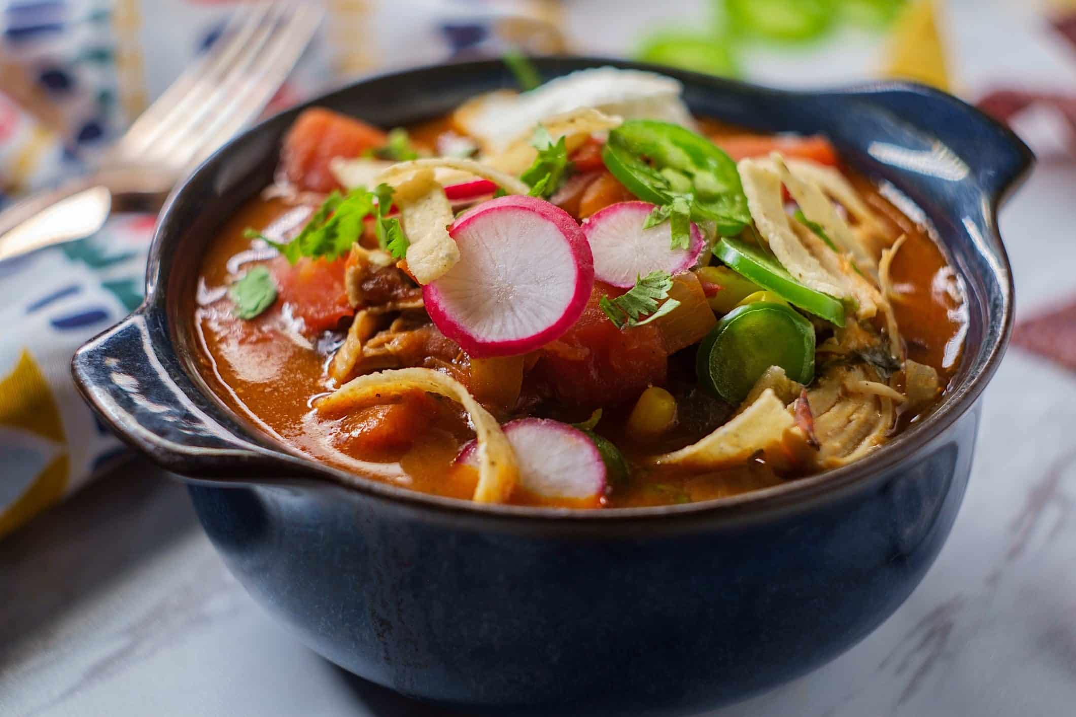 Soupes-repas-réconfortantes-Mexicaine-tortillas Une recette de soupe-repas réconfortante de poulet et tortillas à la mexicaine, dans une cassolette bleue