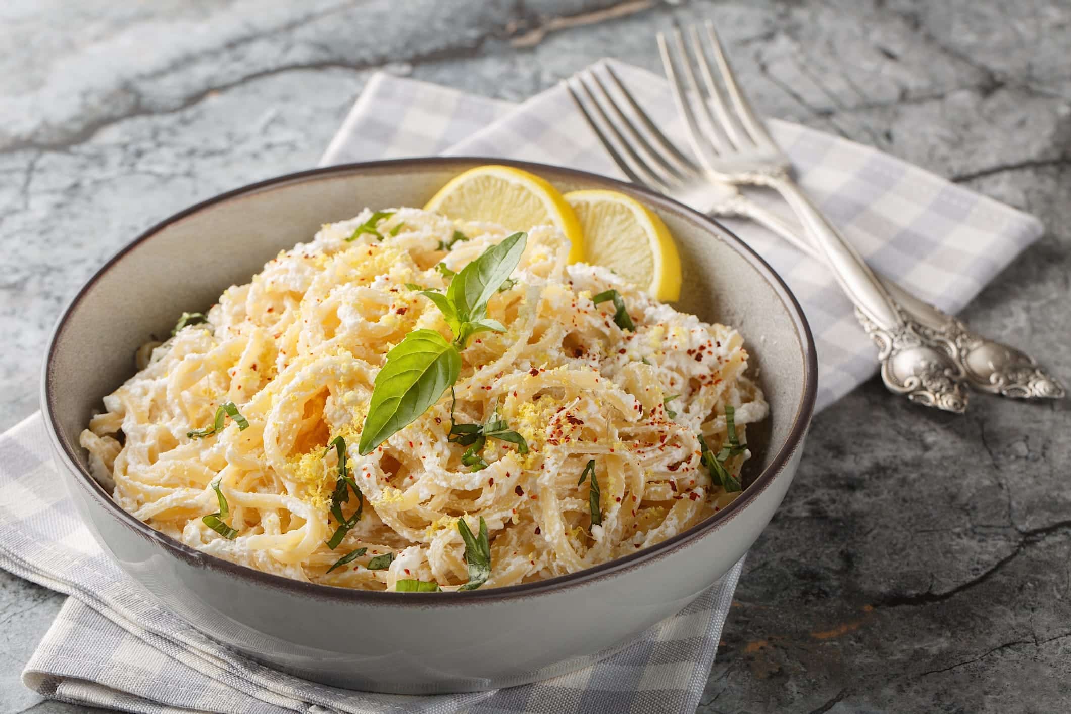 recettes-pates-citron Un bol de pâtes italiennes avec une recette de sauce au beurre et citron