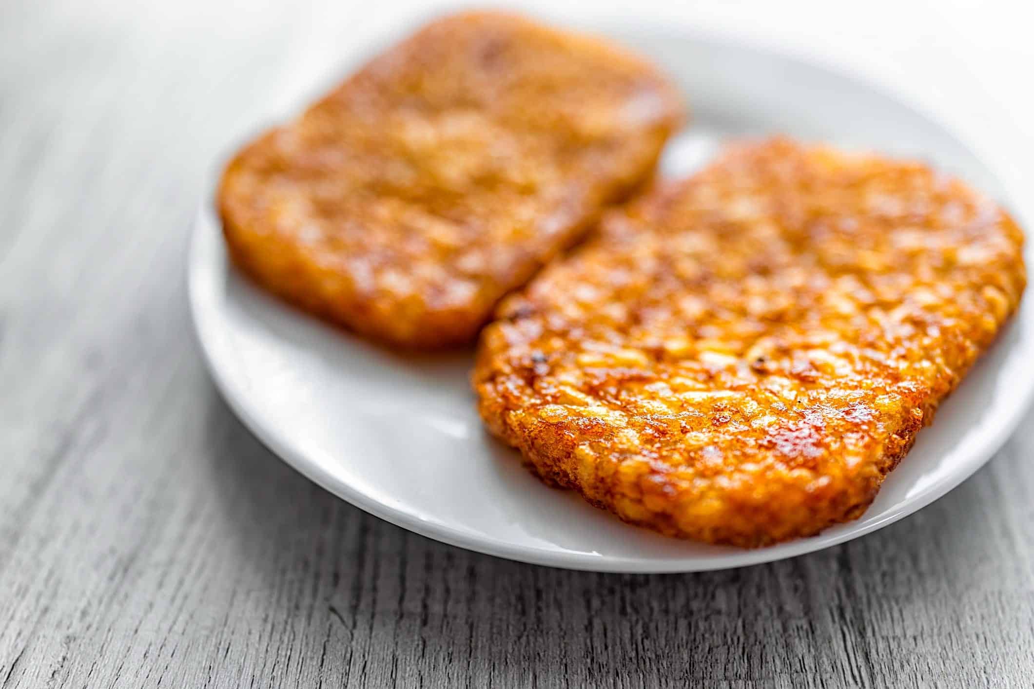 Recettes-déjeuner-enfant-hashbrown 2 galettes de pommes de terre rectangulaires pour illustrer une recette de galette-déjeuner garnie, amusant à faire avec les enfants.