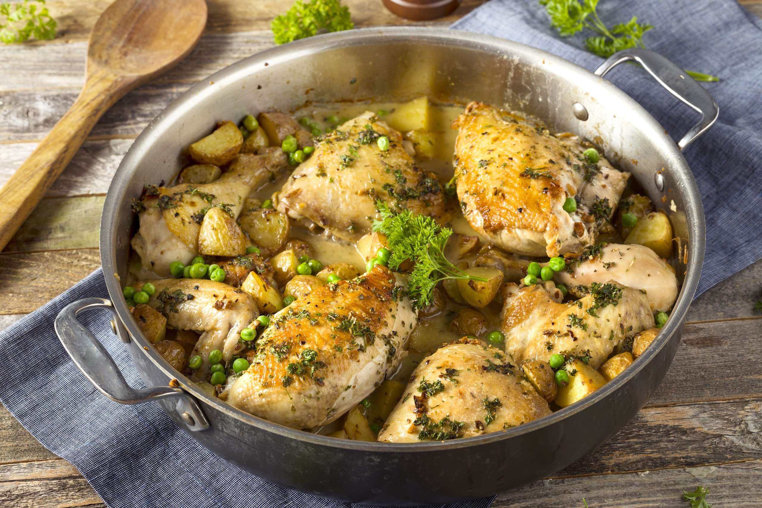 recette-cuisse-poulet-vesuvio Une casserole de Cuisses de poulet Vesuvio avec des pommes de terre et des petits pois