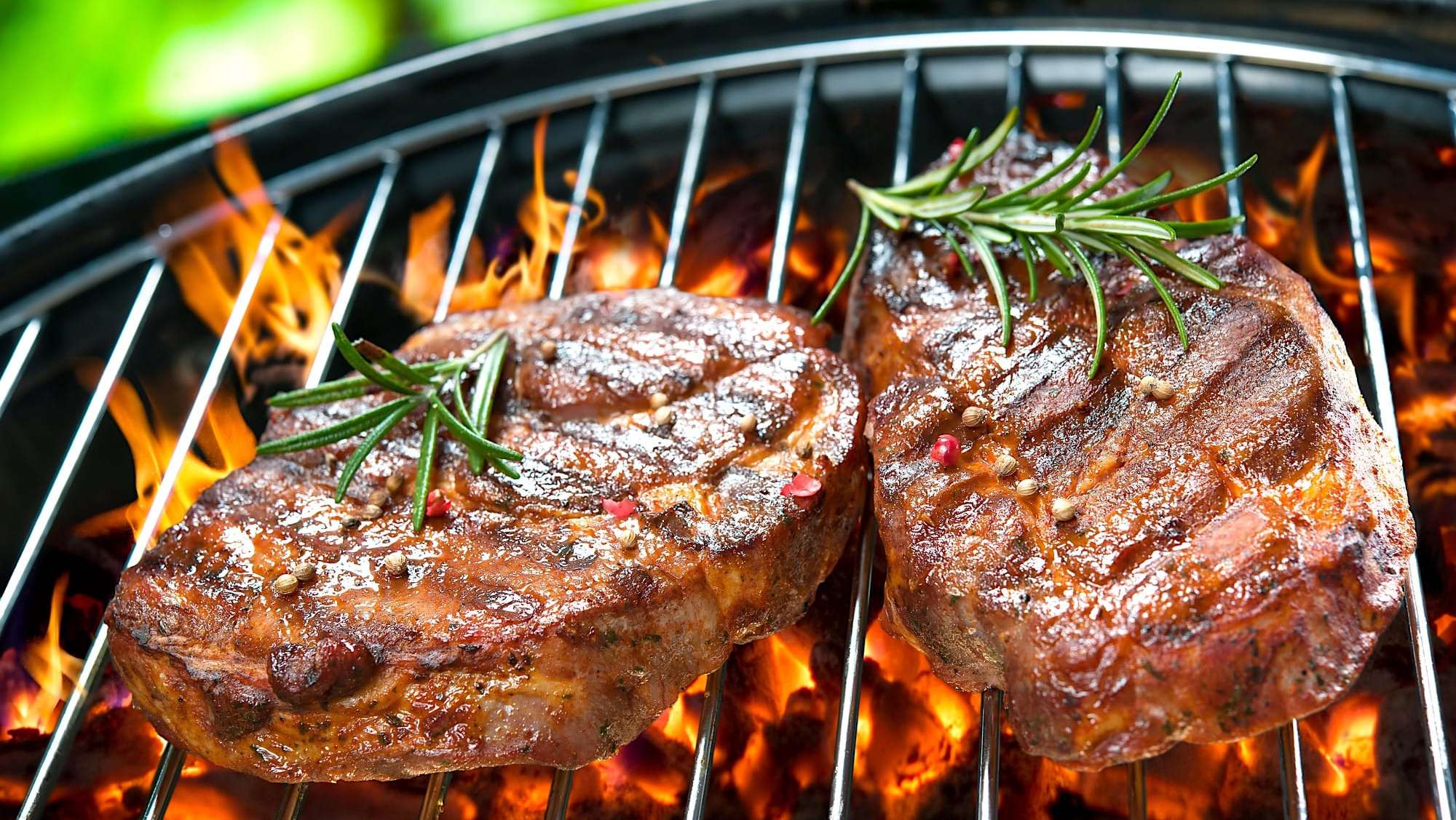 2 steaks de boeuf marinés, en train de griller sur le BBQ