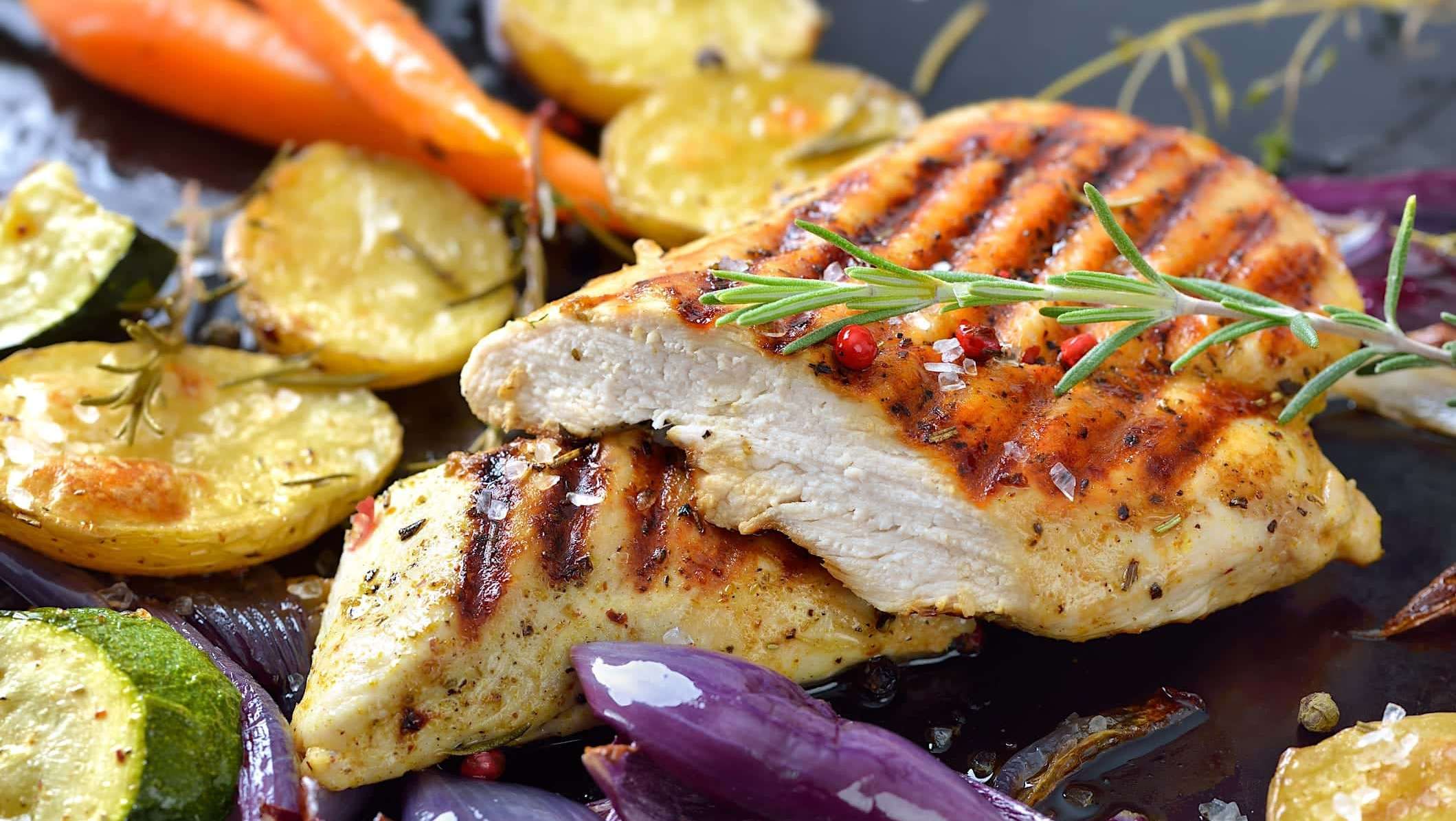 recette-poitrine-poulet-BBQ_balsamique Une poitrine de poulet grillée sur le BBQ avec des légumes et du romarin