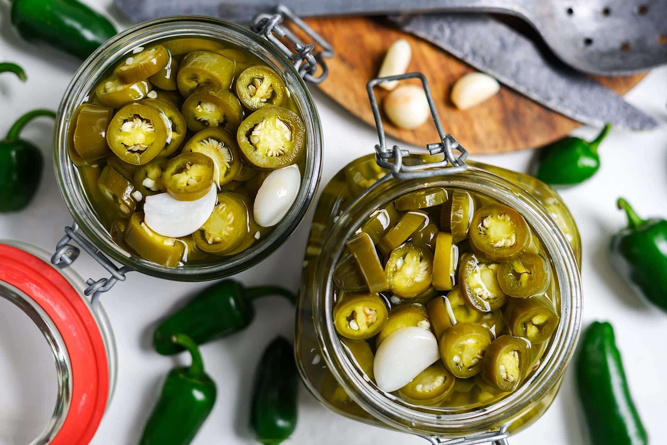 Pickle-rapides-BBQ-piments-jalapeno-marinés Deux pots de tranches de piments jalapenos marinés avec une recette de pickle rapide