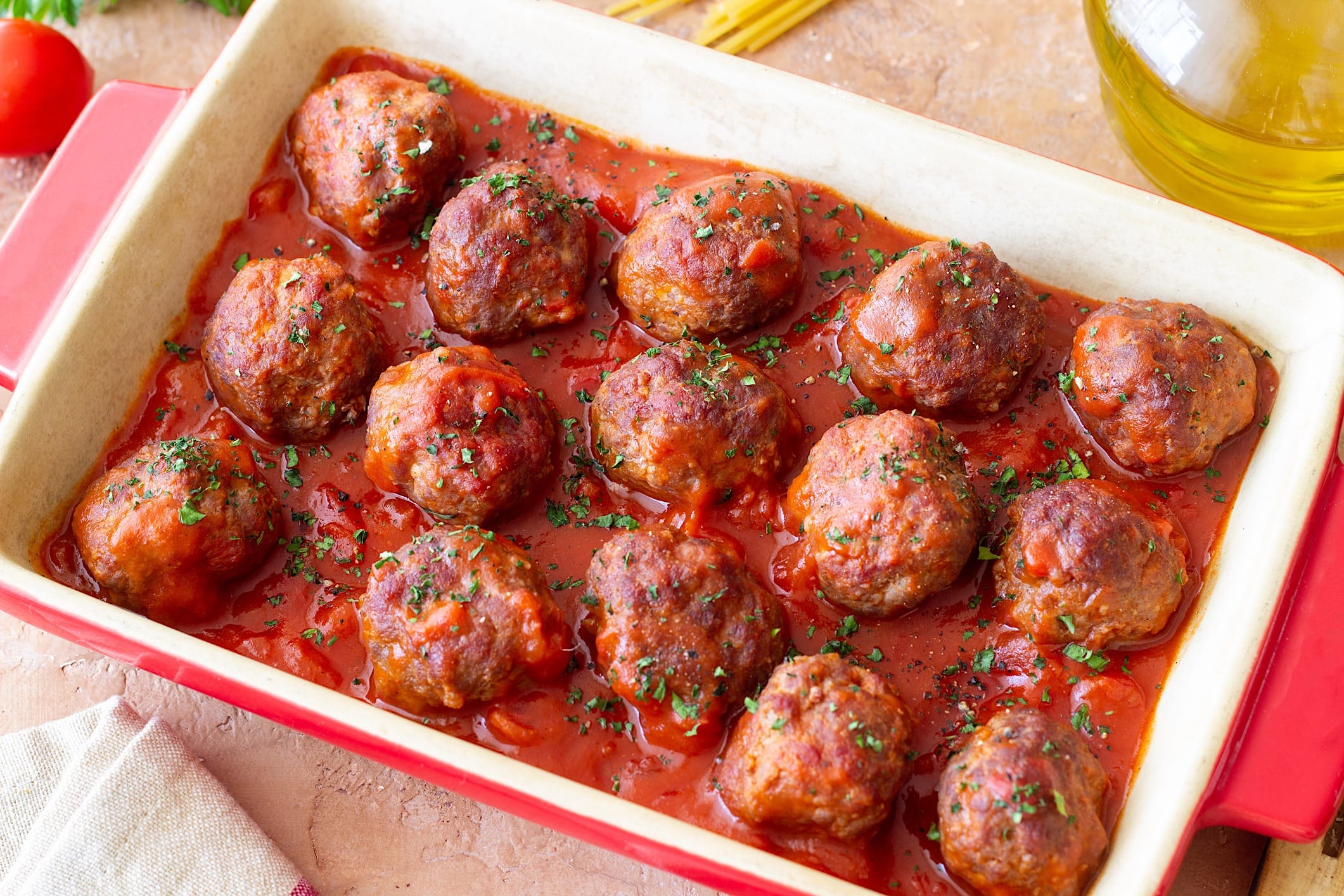 lunchs-rentree-bbq-boulettes Des boulettes de viande grillées sur le BBQ sont posées dans une casserole avec de la sauce tomate pour préparer d'avance des lunchs pour la rentrée scolaire