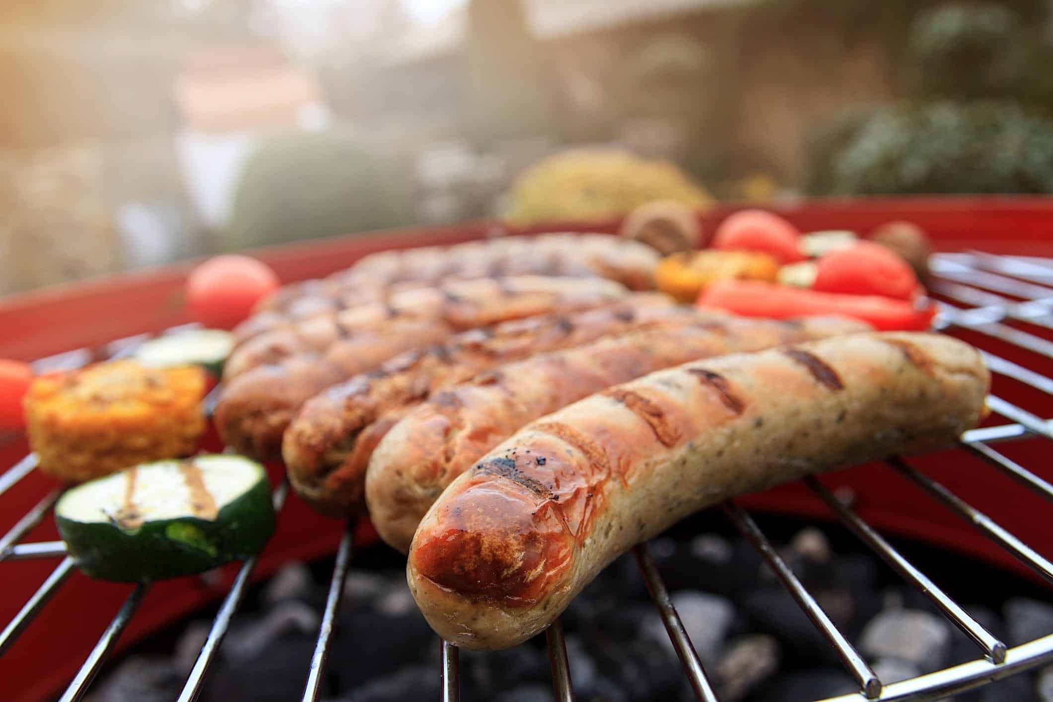 lunchs-rentree-bbq-saucisses Des saucisses grillées sur le BBQ pour préparer d'avance des lunchs pour la rentrée scolaire