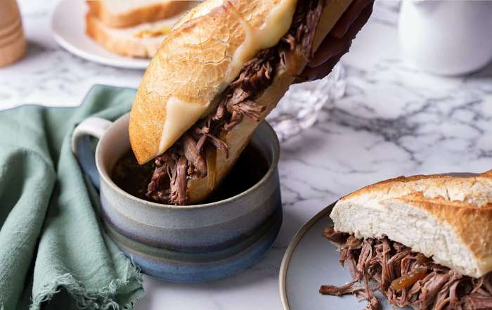Un sandwich french dip créé avec des restes de rôti de palette de boeuf.