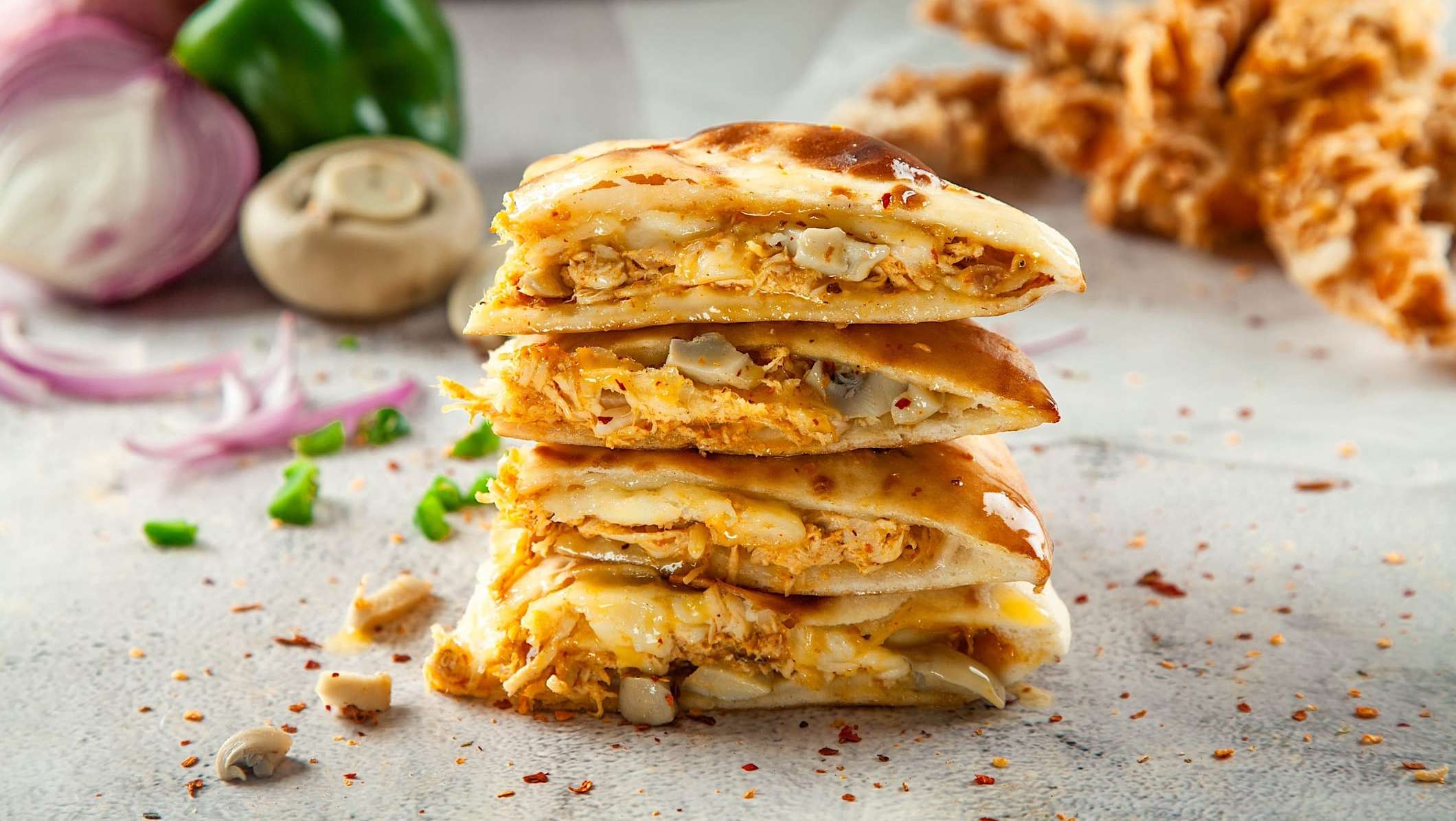 sandwich-restes-viandes-poulet-au-beurre Un sandwich fait avec du pain naan pour récupérer les restes de viande du souper de poulet au beurre de la veille.