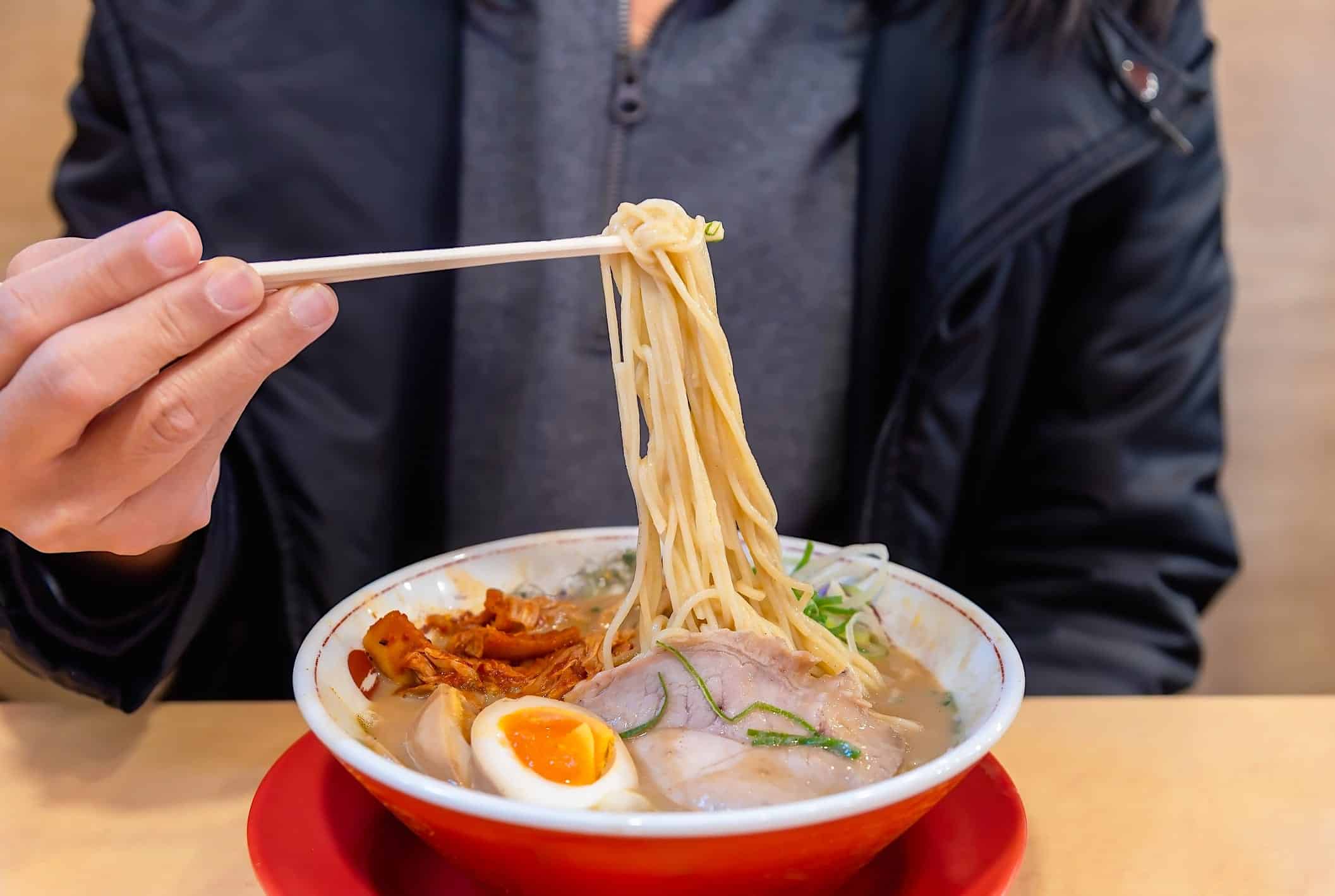 transformer-nouilles-instantanées_personne_mange